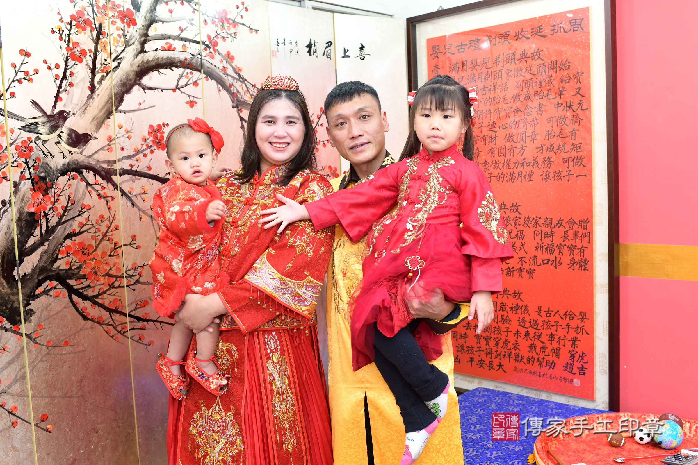 新北市永和區伊伊寶寶抓周推薦：傳家新北店抓周度脺中國風會場，嬰兒古禮抓周流程儀式吉祥話、抓周道具物品24種、拍照。抓周證書。2025.3.18，照片17