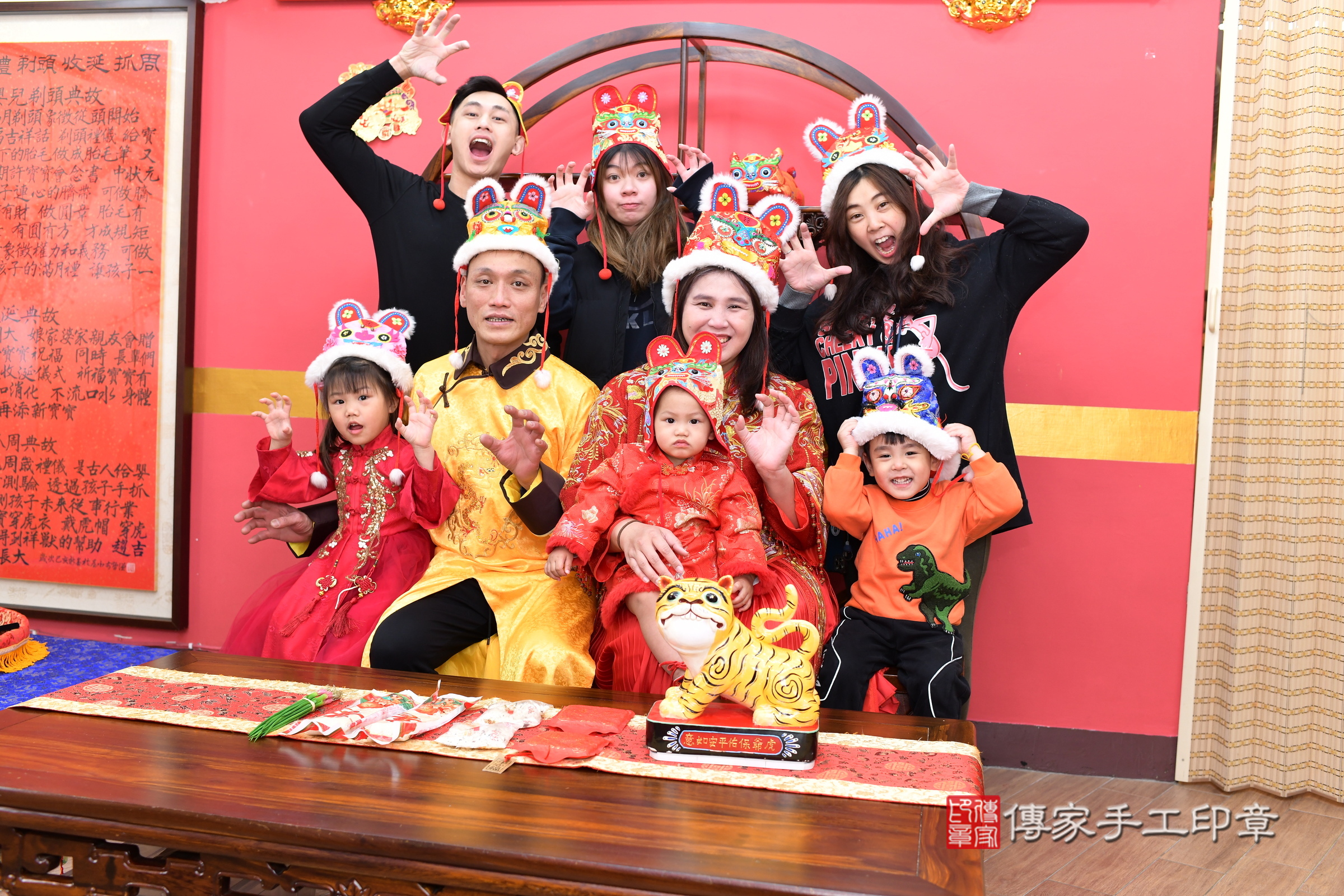 新北市永和區伊伊寶寶抓周推薦：傳家新北店抓周度脺中國風會場，嬰兒古禮抓周流程儀式吉祥話、抓周道具物品24種、拍照。抓周證書。2025.3.18，照片13