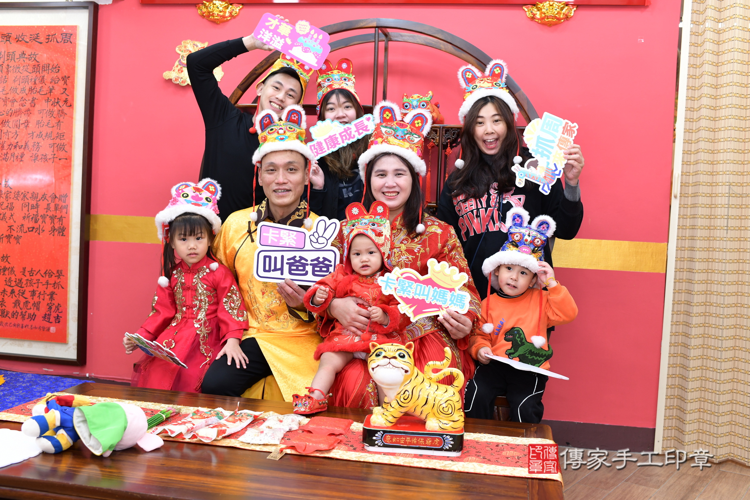 新北市永和區伊伊寶寶抓周推薦：傳家新北店抓周度脺中國風會場，嬰兒古禮抓周流程儀式吉祥話、抓周道具物品24種、拍照。抓周證書。2025.3.18，照片12