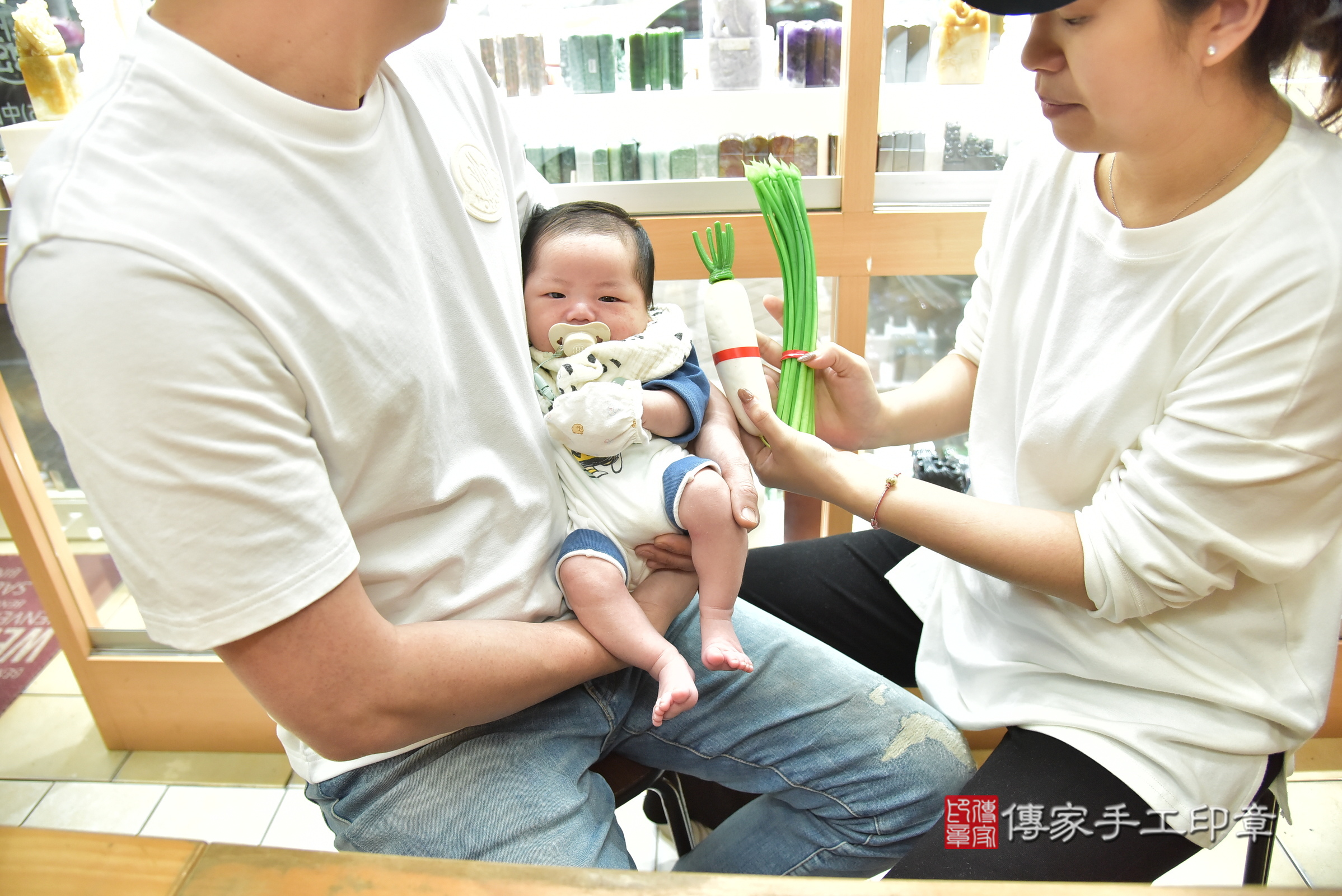 喆喆寶寶(新北市永和區嬰兒寶寶滿月剃頭理髮、嬰兒剃胎毛儀式吉祥話)。中國風會場，爸媽寶貝穿「日中韓」古裝禮服。專業拍照、證書。★購買「臍帶章、肚臍章、胎毛筆刷印章」贈送：剃頭、收涎、抓周，三選一。2025.3.12，照片12