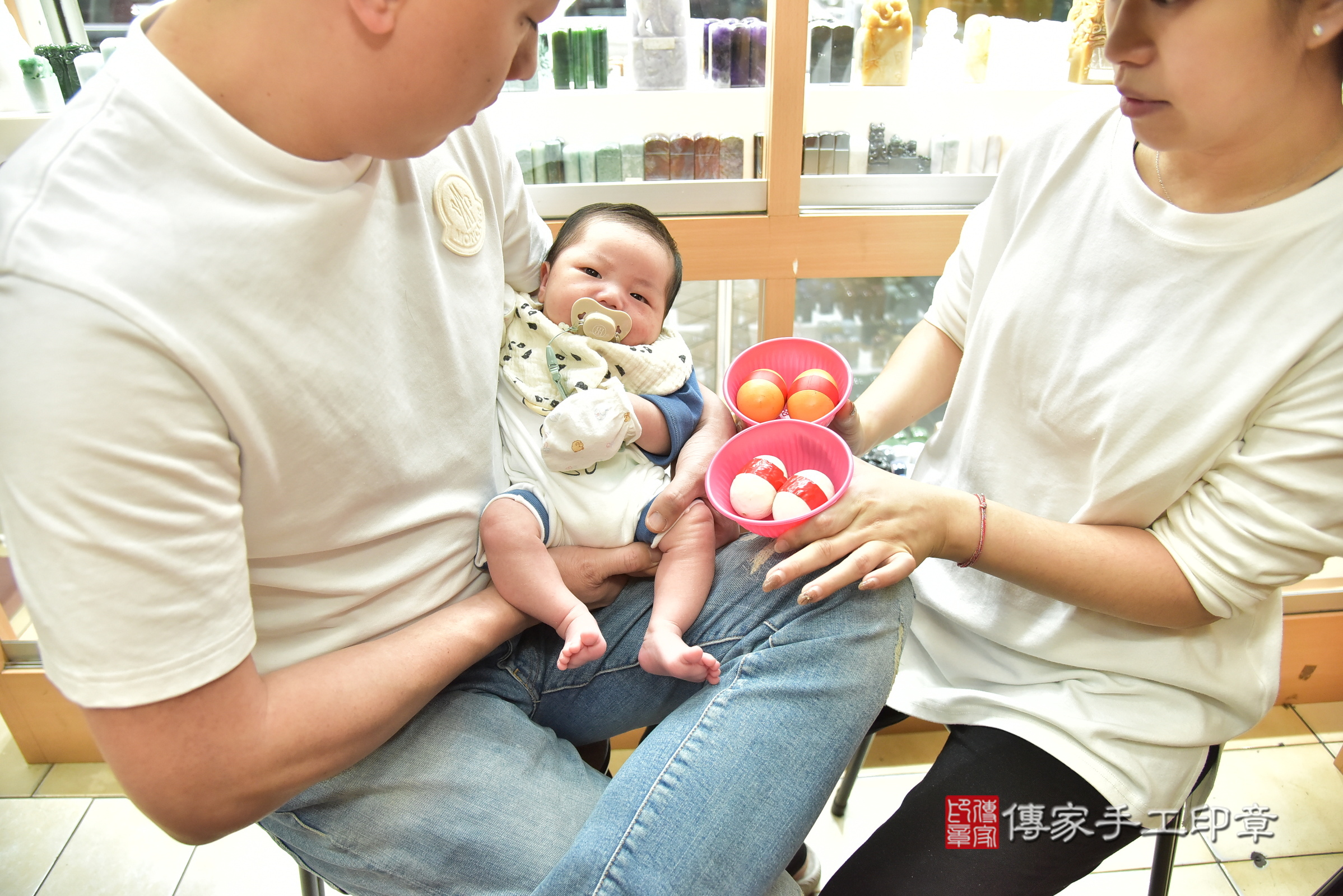 喆喆寶寶(新北市永和區嬰兒寶寶滿月剃頭理髮、嬰兒剃胎毛儀式吉祥話)。中國風會場，爸媽寶貝穿「日中韓」古裝禮服。專業拍照、證書。★購買「臍帶章、肚臍章、胎毛筆刷印章」贈送：剃頭、收涎、抓周，三選一。2025.3.12，照片4