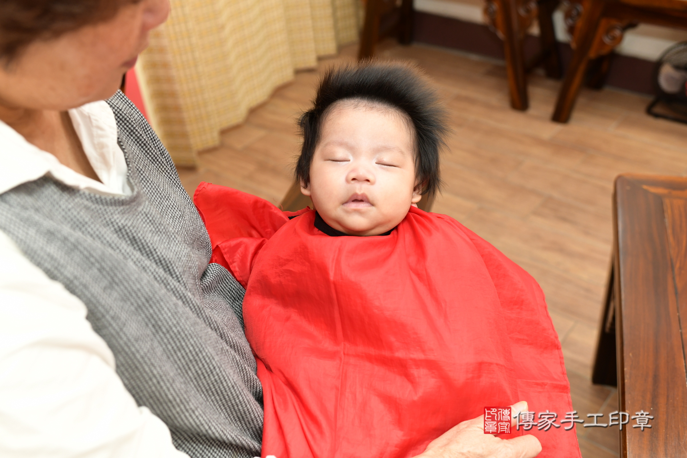 小偉寶寶(新北市永和區嬰兒寶寶滿月剃頭理髮、嬰兒剃胎毛儀式吉祥話)。中國風會場，爸媽寶貝穿「日中韓」古裝禮服。專業拍照、證書。★購買「臍帶章、肚臍章、胎毛筆刷印章」贈送：剃頭、收涎、抓周，三選一。2025.3.15，照片12