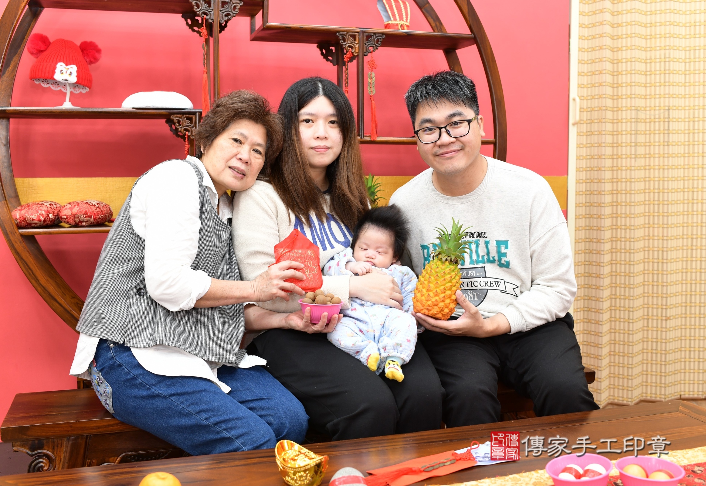小偉寶寶(新北市永和區嬰兒寶寶滿月剃頭理髮、嬰兒剃胎毛儀式吉祥話)。中國風會場，爸媽寶貝穿「日中韓」古裝禮服。專業拍照、證書。★購買「臍帶章、肚臍章、胎毛筆刷印章」贈送：剃頭、收涎、抓周，三選一。2025.3.15，照片7