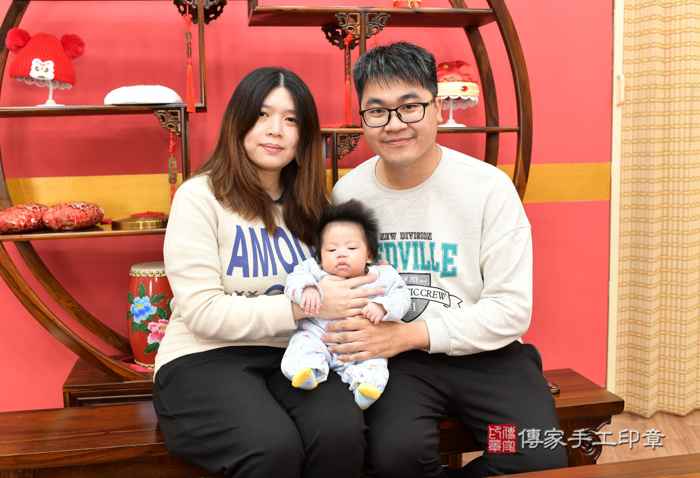 小偉寶寶(新北市永和區嬰兒寶寶滿月剃頭理髮、嬰兒剃胎毛儀式吉祥話)。中國風會場，爸媽寶貝穿「日中韓」古裝禮服。專業拍照、證書。★購買「臍帶章、肚臍章、胎毛筆刷印章」贈送：剃頭、收涎、抓周，三選一。2025.3.15，照片2