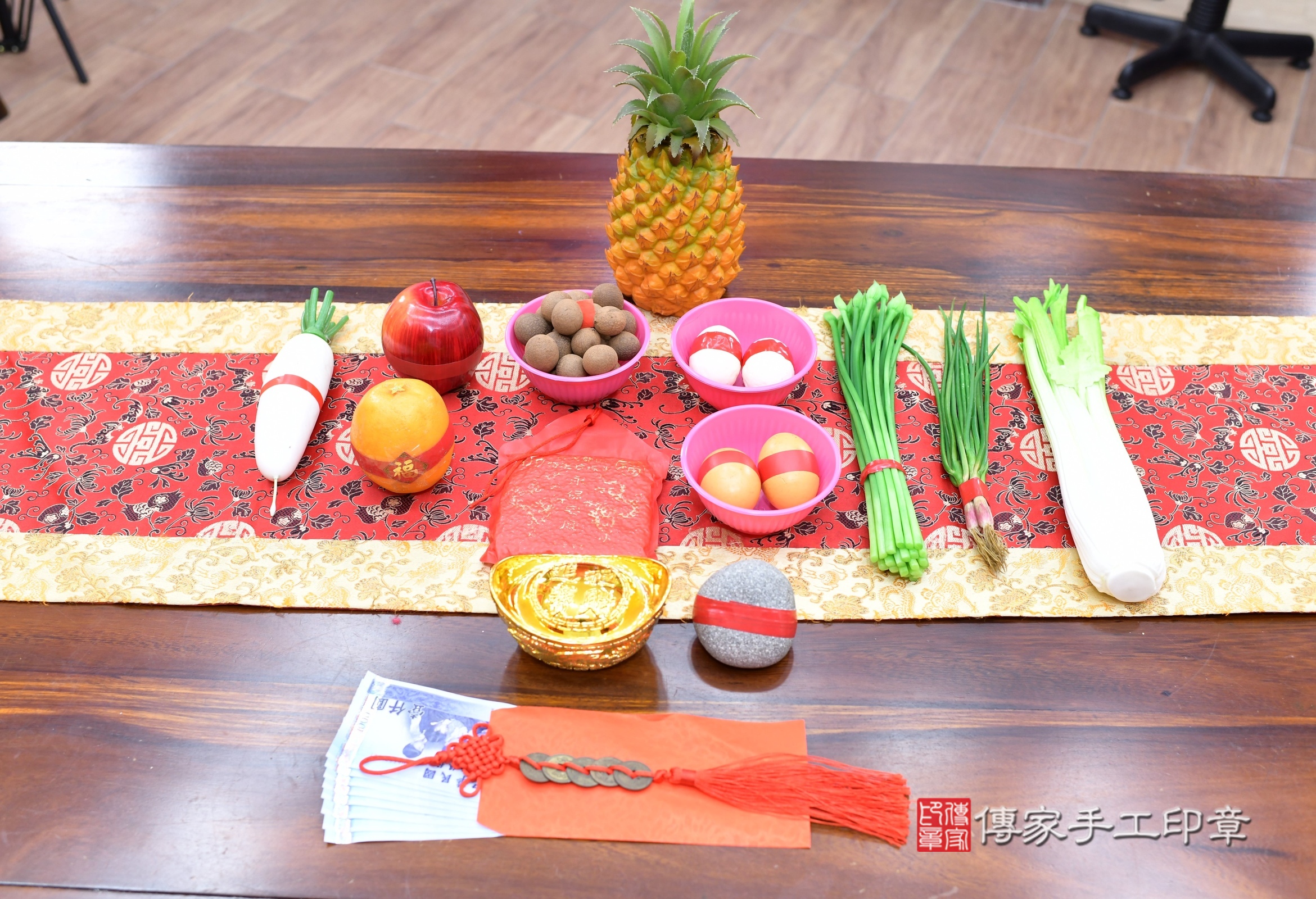 小偉寶寶(新北市永和區嬰兒寶寶滿月剃頭理髮、嬰兒剃胎毛儀式吉祥話)。中國風會場，爸媽寶貝穿「日中韓」古裝禮服。專業拍照、證書。★購買「臍帶章、肚臍章、胎毛筆刷印章」贈送：剃頭、收涎、抓周，三選一。2025.3.15，照片4