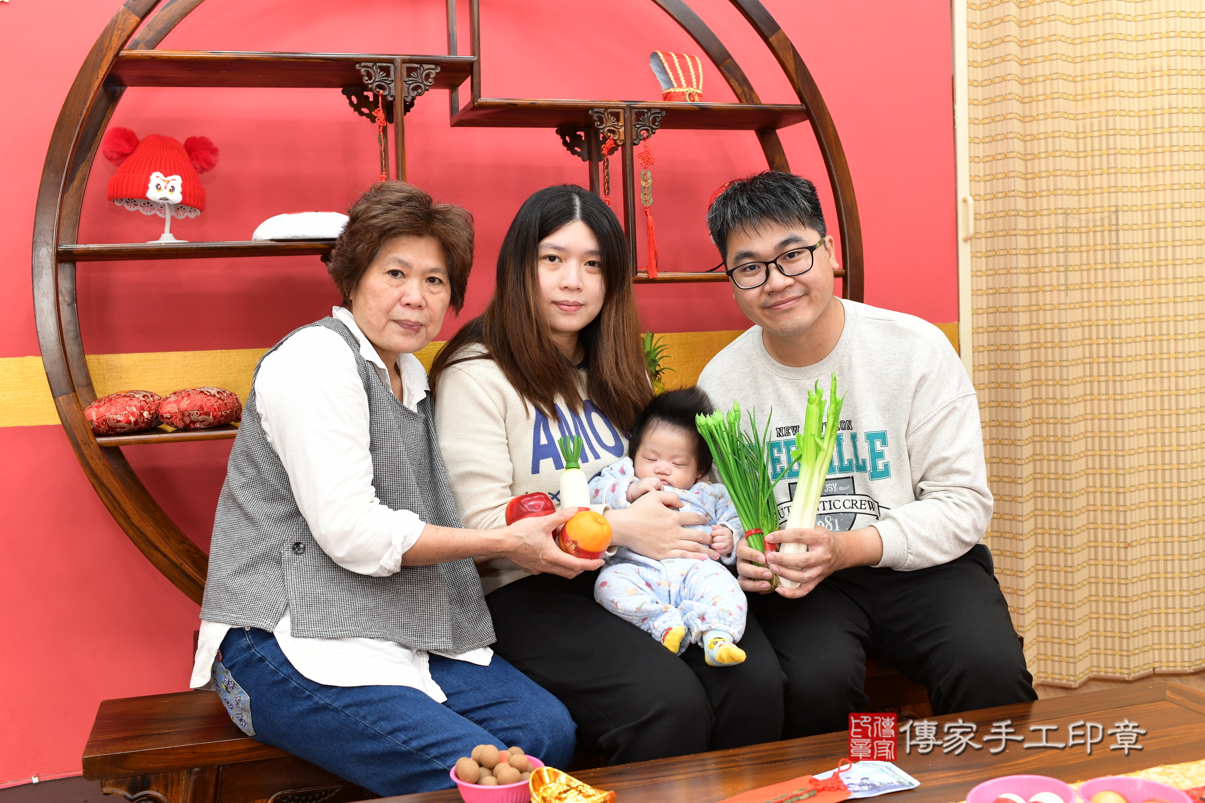 小偉寶寶(新北市永和區嬰兒寶寶滿月剃頭理髮、嬰兒剃胎毛儀式吉祥話)。中國風會場，爸媽寶貝穿「日中韓」古裝禮服。專業拍照、證書。★購買「臍帶章、肚臍章、胎毛筆刷印章」贈送：剃頭、收涎、抓周，三選一。2025.3.15，照片9