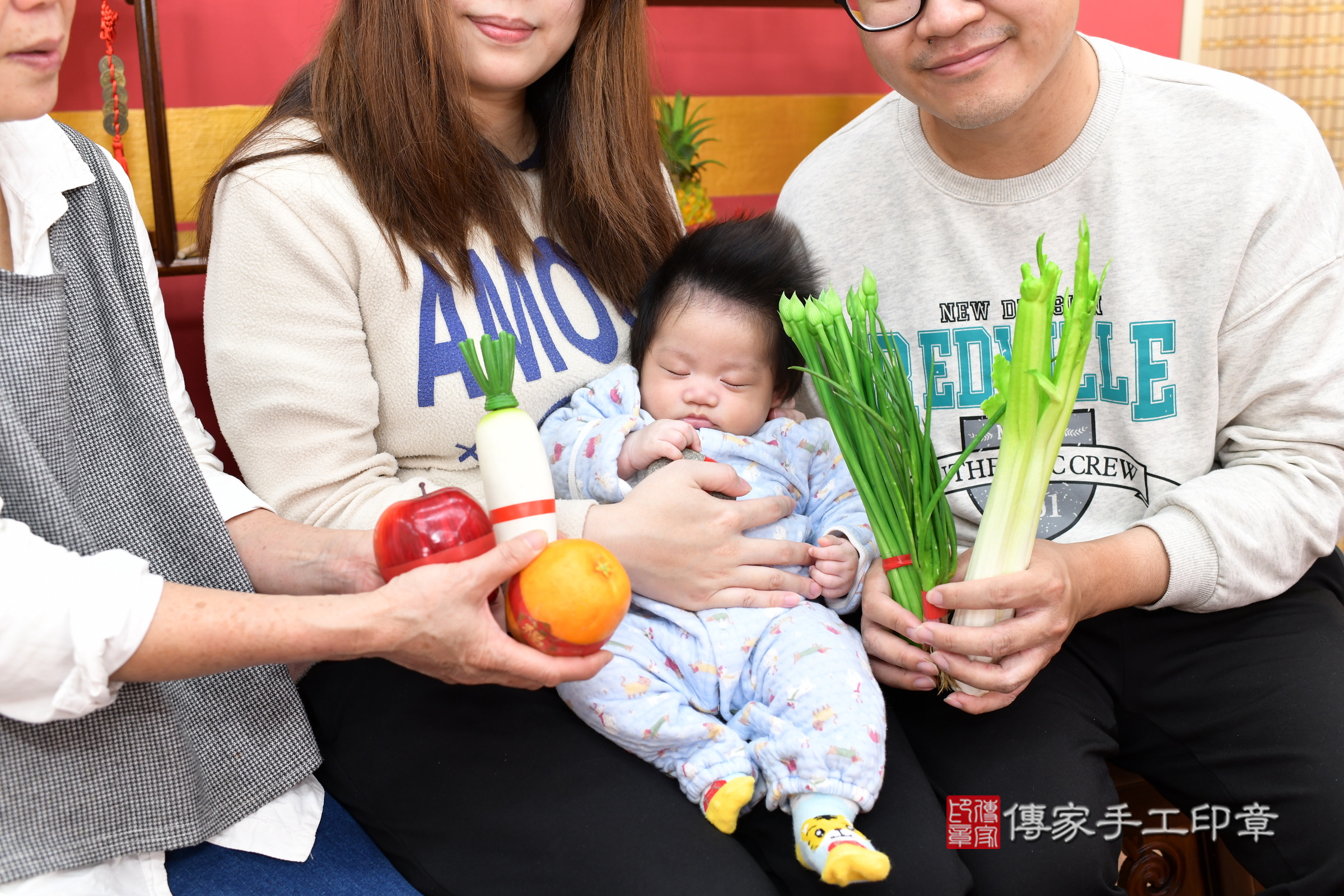 小偉寶寶(新北市永和區嬰兒寶寶滿月剃頭理髮、嬰兒剃胎毛儀式吉祥話)。中國風會場，爸媽寶貝穿「日中韓」古裝禮服。專業拍照、證書。★購買「臍帶章、肚臍章、胎毛筆刷印章」贈送：剃頭、收涎、抓周，三選一。2025.3.15，照片10