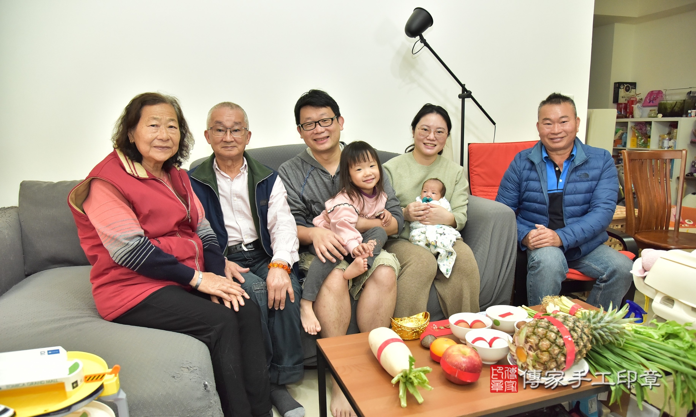 融融寶寶(新北市樹林區到府嬰兒融融寶寶滿月剃頭理髮、到府嬰兒剃胎毛儀式吉祥話)。到府剃頭剃胎毛主持、專業拍照、證書。★購買「臍帶章、肚臍章、胎毛筆刷印章」贈送：剃頭、收涎、抓周，三選一。2025.3.16，照片4
