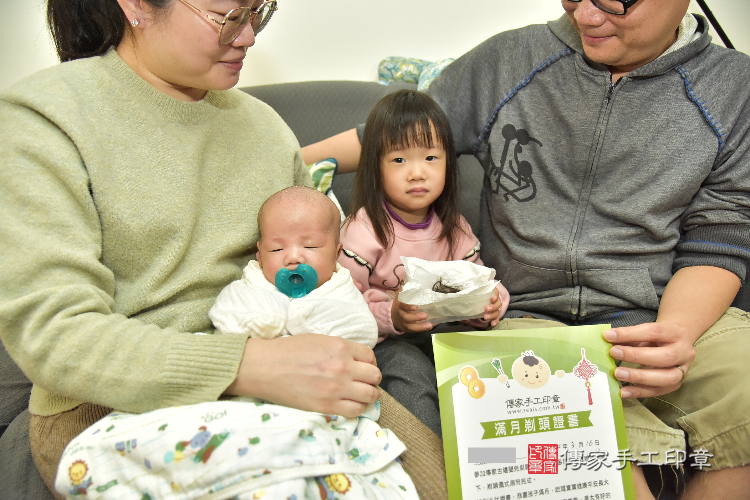 融融寶寶(新北市樹林區到府嬰兒融融寶寶滿月剃頭理髮、到府嬰兒剃胎毛儀式吉祥話)。到府剃頭剃胎毛主持、專業拍照、證書。★購買「臍帶章、肚臍章、胎毛筆刷印章」贈送：剃頭、收涎、抓周，三選一。2025.3.16，照片14