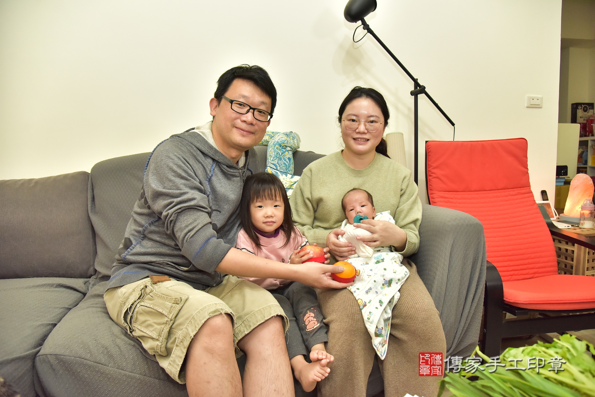融融寶寶(新北市樹林區到府嬰兒融融寶寶滿月剃頭理髮、到府嬰兒剃胎毛儀式吉祥話)。到府剃頭剃胎毛主持、專業拍照、證書。★購買「臍帶章、肚臍章、胎毛筆刷印章」贈送：剃頭、收涎、抓周，三選一。2025.3.16，照片9
