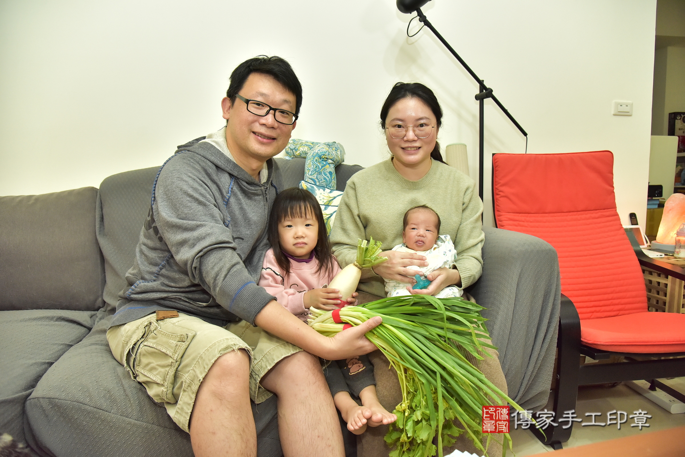 融融寶寶(新北市樹林區到府嬰兒融融寶寶滿月剃頭理髮、到府嬰兒剃胎毛儀式吉祥話)。到府剃頭剃胎毛主持、專業拍照、證書。★購買「臍帶章、肚臍章、胎毛筆刷印章」贈送：剃頭、收涎、抓周，三選一。2025.3.16，照片10