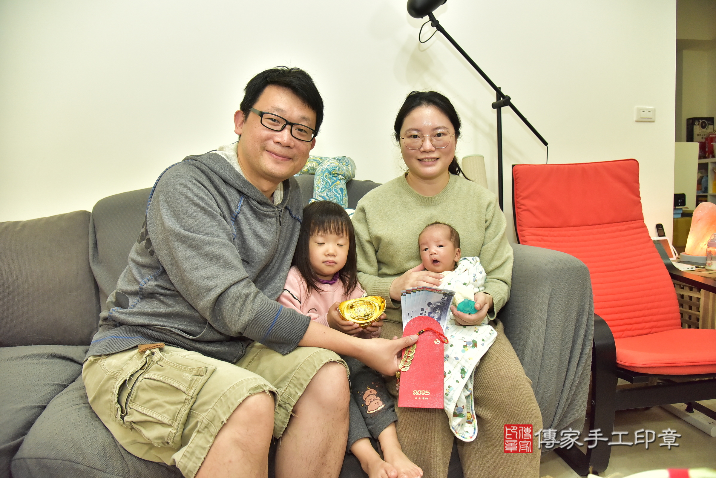 融融寶寶(新北市樹林區到府嬰兒融融寶寶滿月剃頭理髮、到府嬰兒剃胎毛儀式吉祥話)。到府剃頭剃胎毛主持、專業拍照、證書。★購買「臍帶章、肚臍章、胎毛筆刷印章」贈送：剃頭、收涎、抓周，三選一。2025.3.16，照片11