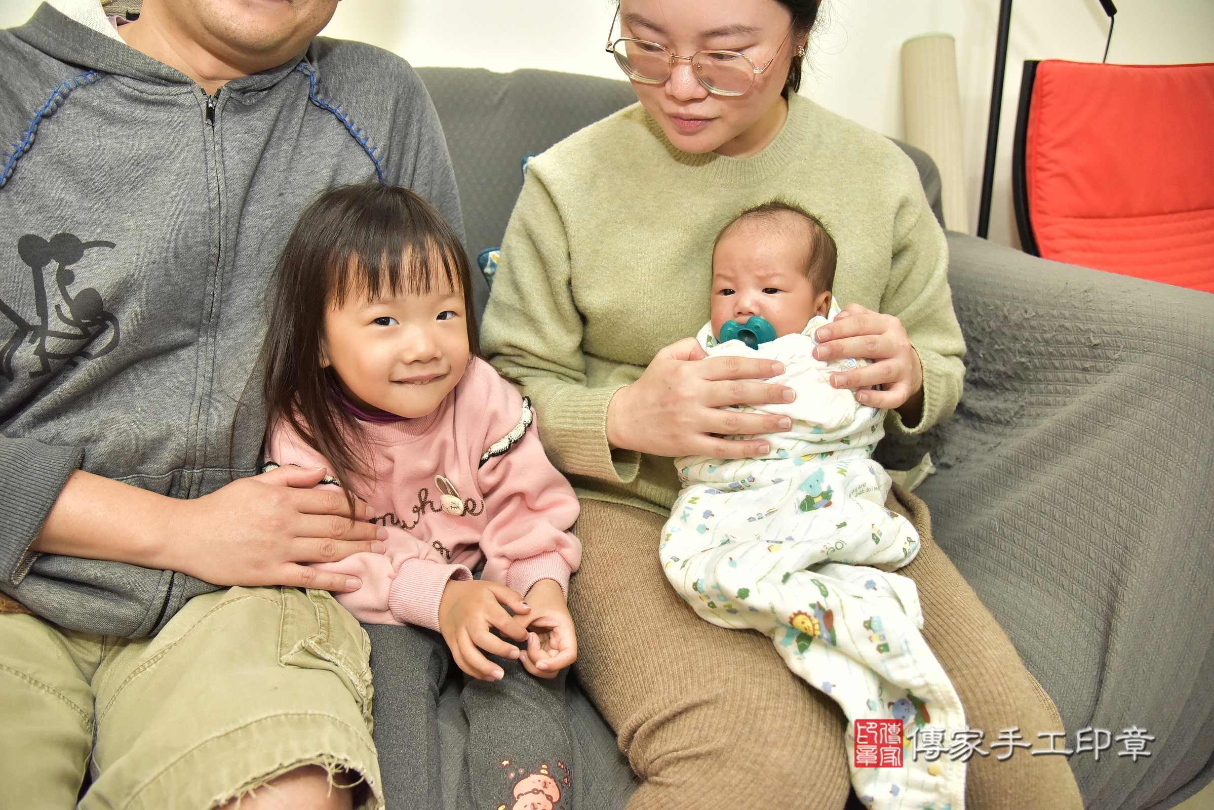 融融寶寶(新北市樹林區到府嬰兒融融寶寶滿月剃頭理髮、到府嬰兒剃胎毛儀式吉祥話)。到府剃頭剃胎毛主持、專業拍照、證書。★購買「臍帶章、肚臍章、胎毛筆刷印章」贈送：剃頭、收涎、抓周，三選一。2025.3.16，照片3