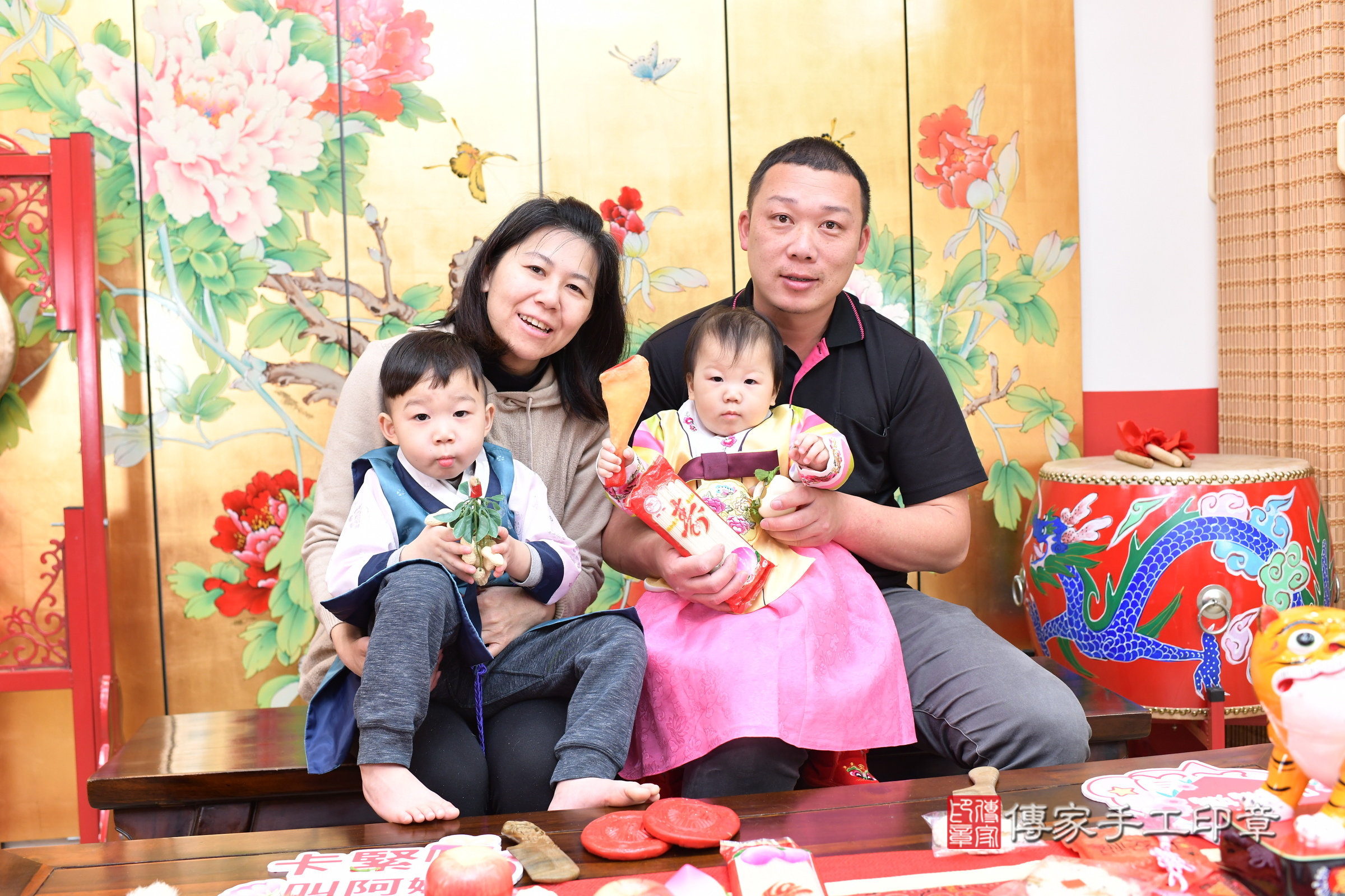 台北市大同區悅悅寶寶抓周推薦：傳家台北店抓周度脺中國風會場，嬰兒古禮抓周流程儀式吉祥話、抓周道具物品24種、拍照。抓周證書。2025.3.15，照片16
