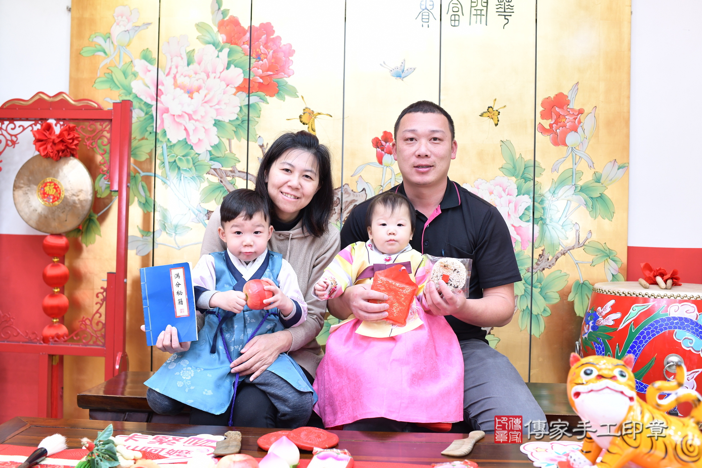 台北市大同區悅悅寶寶抓周推薦：傳家台北店抓周度脺中國風會場，嬰兒古禮抓周流程儀式吉祥話、抓周道具物品24種、拍照。抓周證書。2025.3.15，照片15