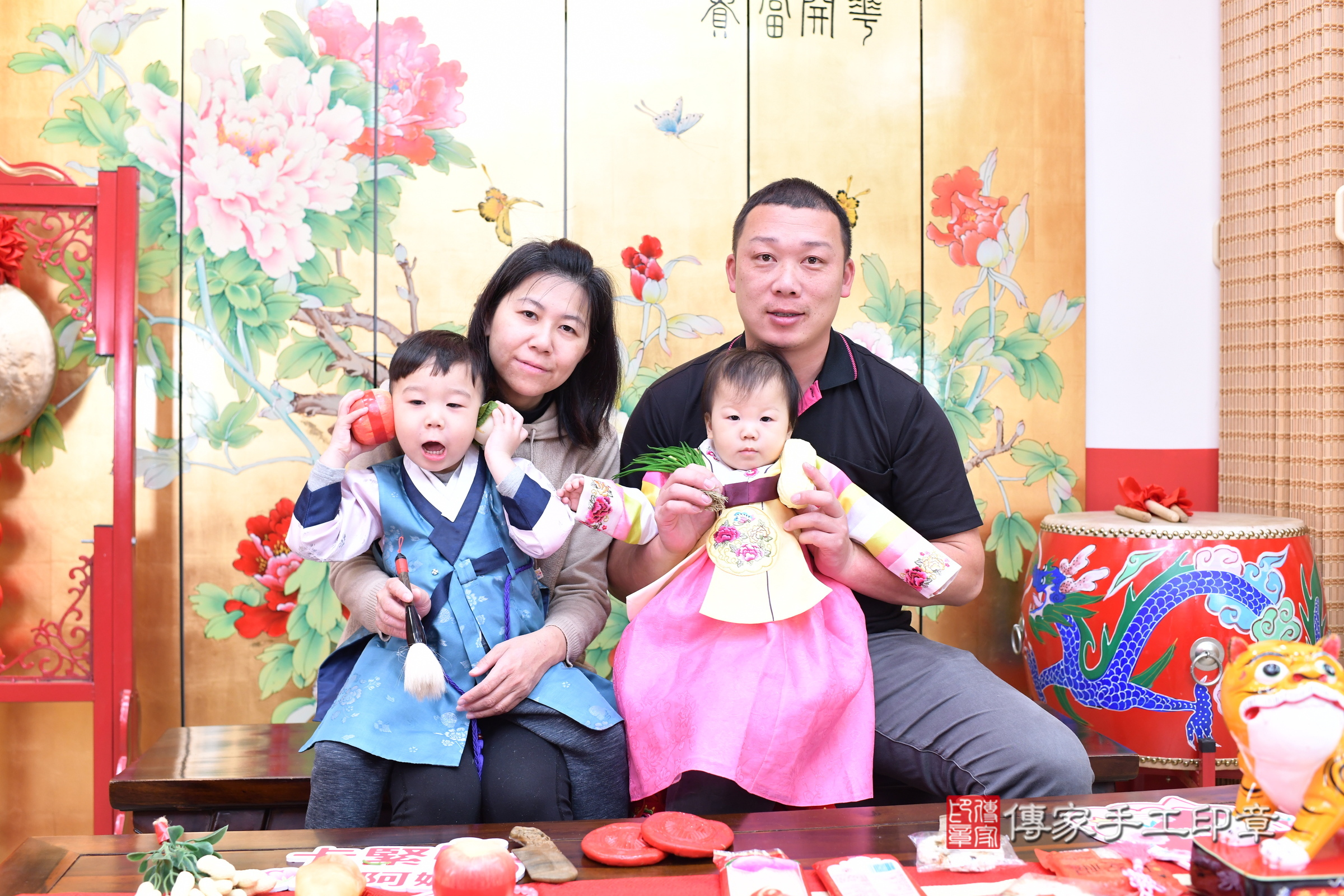 台北市大同區悅悅寶寶抓周推薦：傳家台北店抓周度脺中國風會場，嬰兒古禮抓周流程儀式吉祥話、抓周道具物品24種、拍照。抓周證書。2025.3.15，照片17