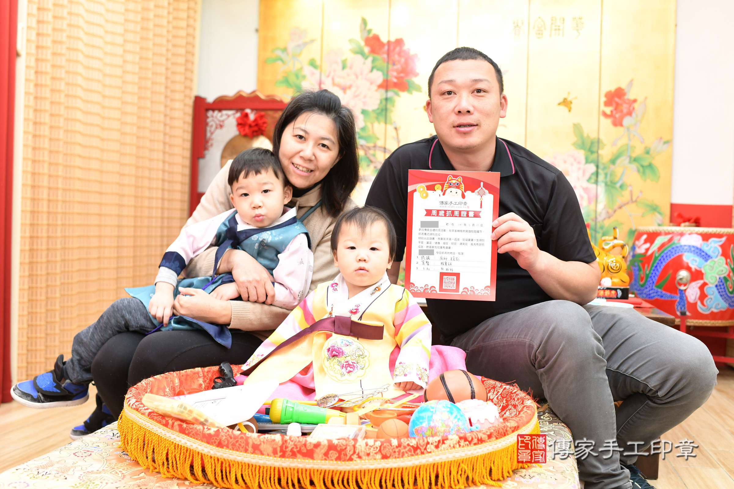 台北市大同區悅悅寶寶抓周推薦：傳家台北店抓周度脺中國風會場，嬰兒古禮抓周流程儀式吉祥話、抓周道具物品24種、拍照。抓周證書。2025.3.15，照片18