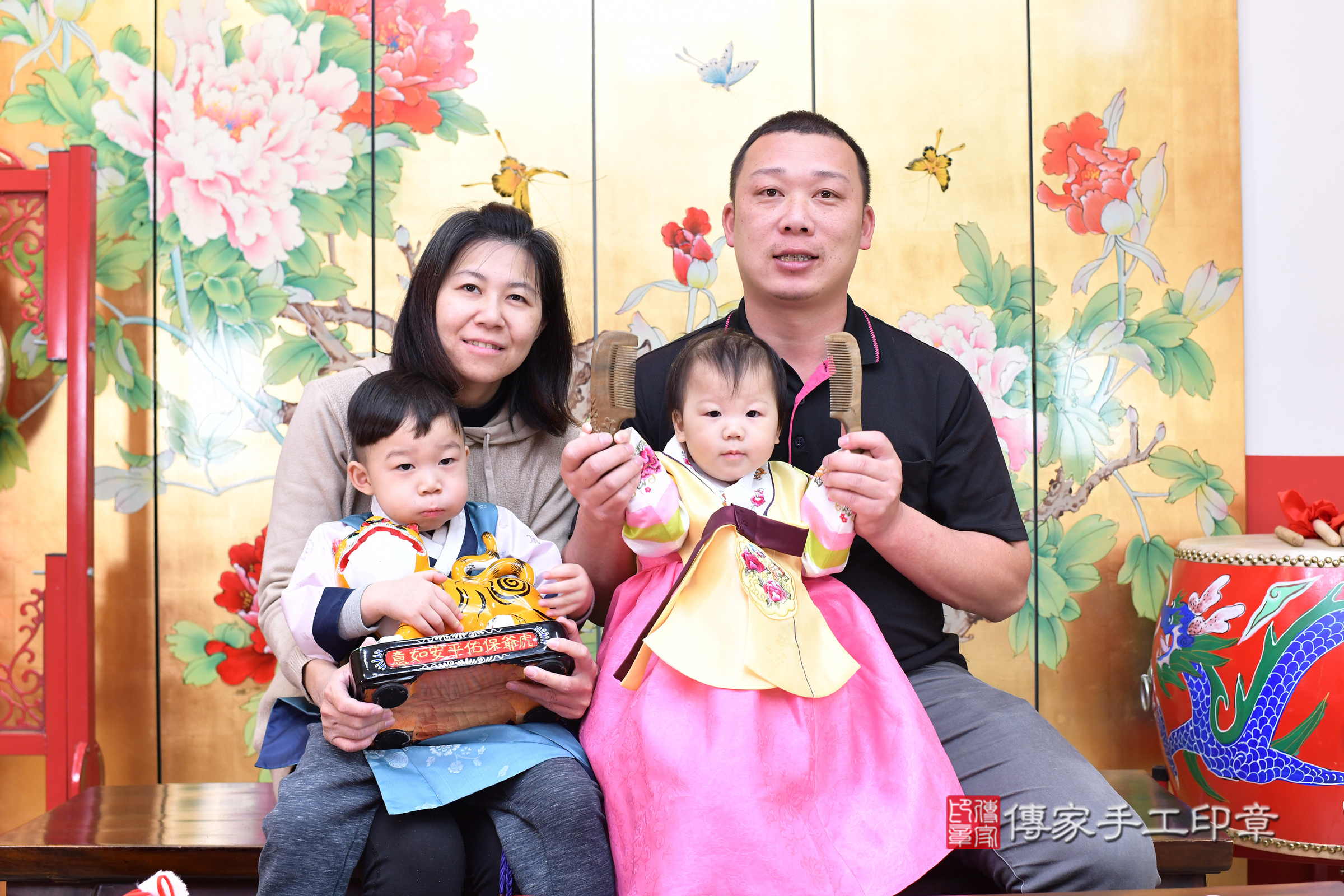 台北市大同區悅悅寶寶抓周推薦：傳家台北店抓周度脺中國風會場，嬰兒古禮抓周流程儀式吉祥話、抓周道具物品24種、拍照。抓周證書。2025.3.15，照片14