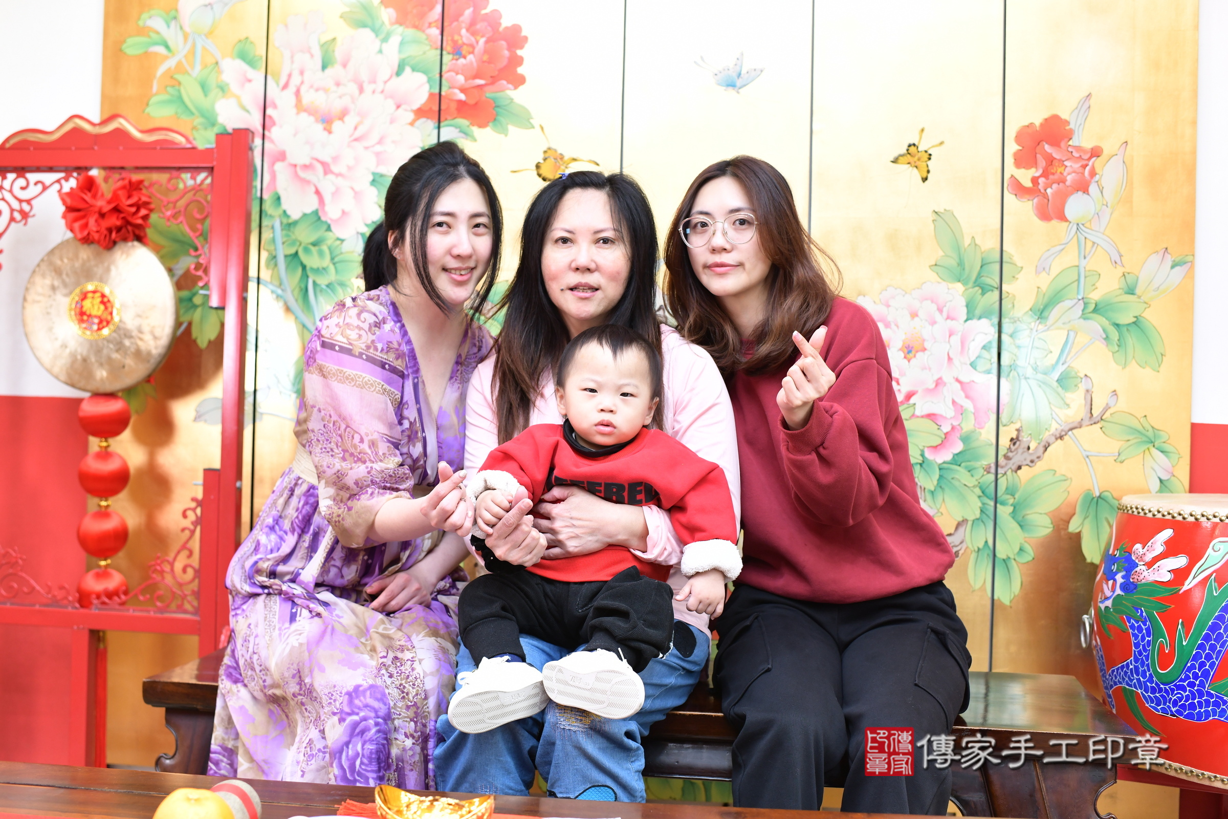 小汯寶寶(台北市大同區嬰兒寶寶滿月剃頭理髮、嬰兒剃胎毛儀式吉祥話)。中國風會場，爸媽寶貝穿「日中韓」古裝禮服。專業拍照、證書。★購買「臍帶章、肚臍章、胎毛筆刷印章」贈送：剃頭、收涎、抓周，三選一。2025.3.20，照片3