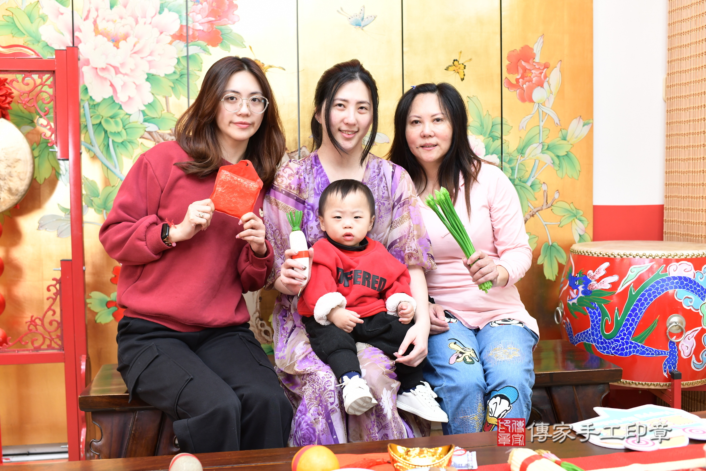 小汯寶寶(台北市大同區嬰兒寶寶滿月剃頭理髮、嬰兒剃胎毛儀式吉祥話)。中國風會場，爸媽寶貝穿「日中韓」古裝禮服。專業拍照、證書。★購買「臍帶章、肚臍章、胎毛筆刷印章」贈送：剃頭、收涎、抓周，三選一。2025.3.20，照片10