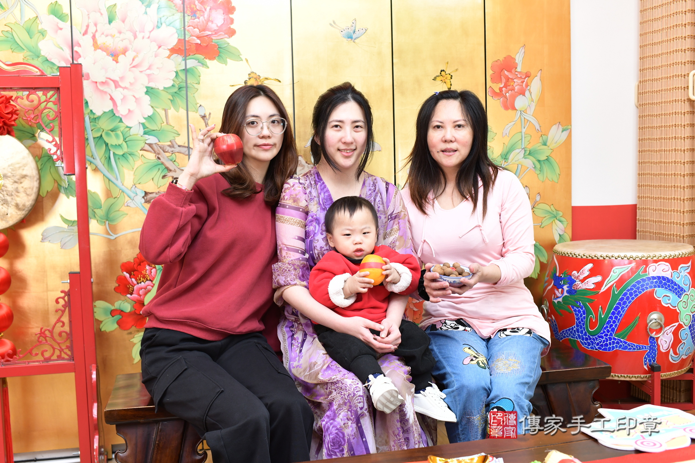 小汯寶寶(台北市大同區嬰兒寶寶滿月剃頭理髮、嬰兒剃胎毛儀式吉祥話)。中國風會場，爸媽寶貝穿「日中韓」古裝禮服。專業拍照、證書。★購買「臍帶章、肚臍章、胎毛筆刷印章」贈送：剃頭、收涎、抓周，三選一。2025.3.20，照片9