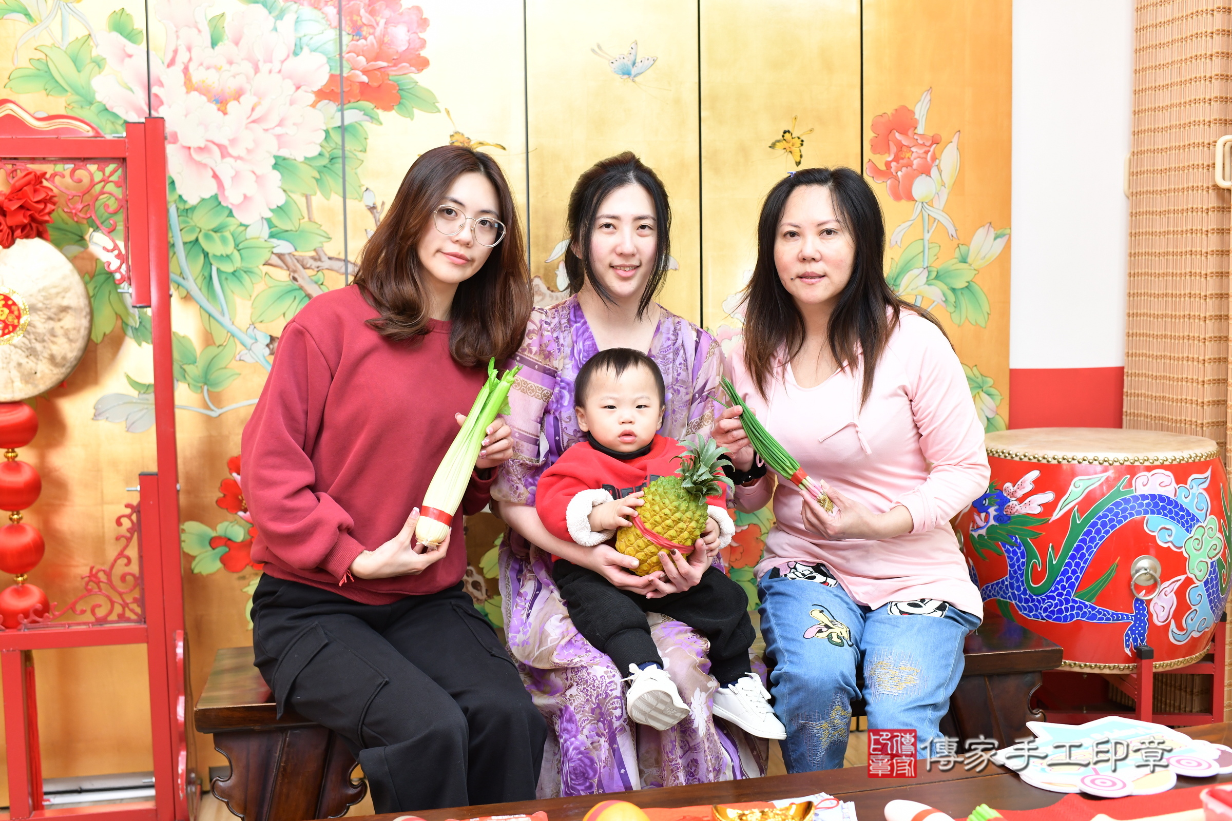 小汯寶寶(台北市大同區嬰兒寶寶滿月剃頭理髮、嬰兒剃胎毛儀式吉祥話)。中國風會場，爸媽寶貝穿「日中韓」古裝禮服。專業拍照、證書。★購買「臍帶章、肚臍章、胎毛筆刷印章」贈送：剃頭、收涎、抓周，三選一。2025.3.20，照片11