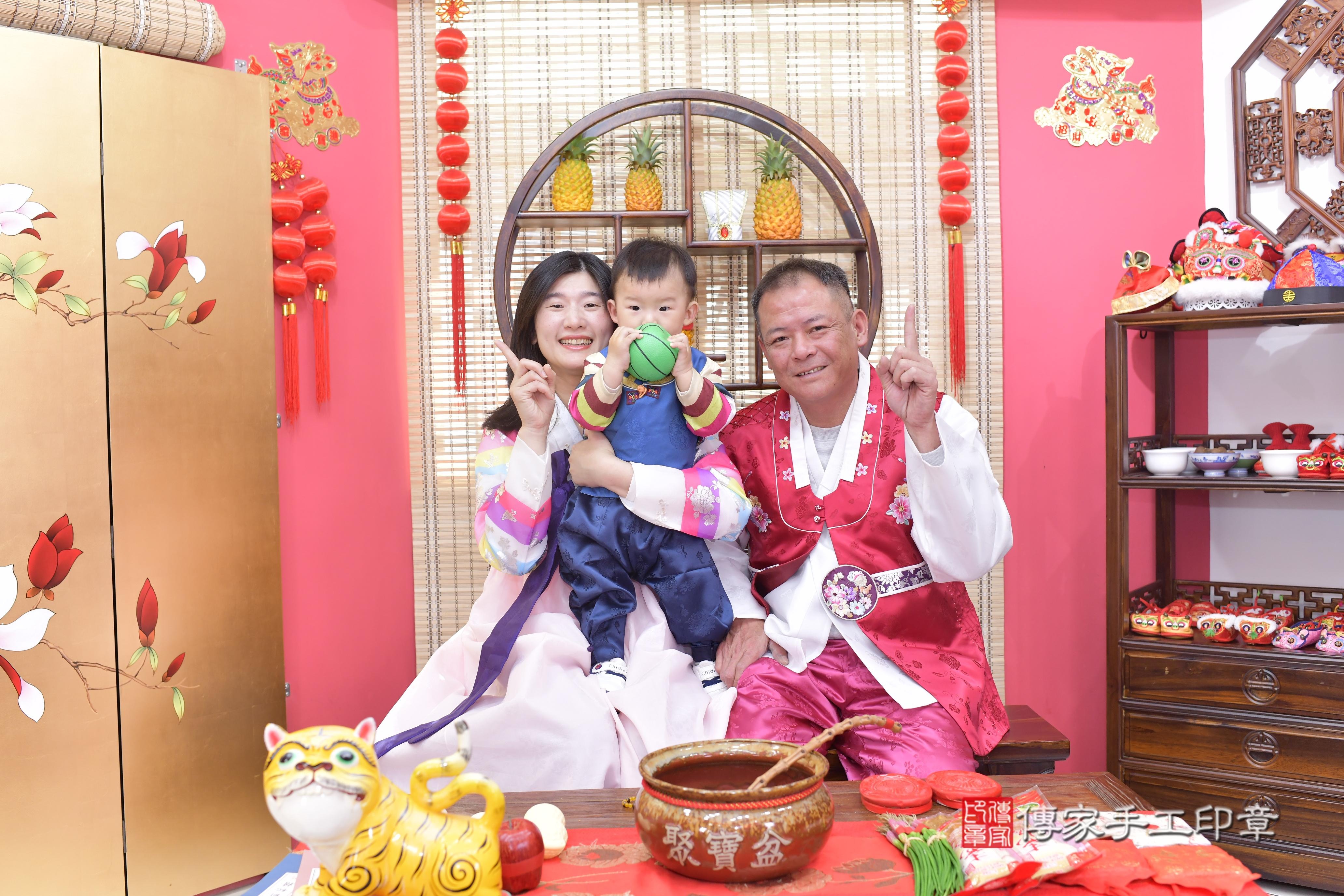 傳家手工印章新竹店、抓周、度脺、中國風會場、傳家嬰兒古禮、吉祥話、抓周道具物品24種、拍照。抓周證書。寶寶抓周、滿周歲、生日快樂、祝福