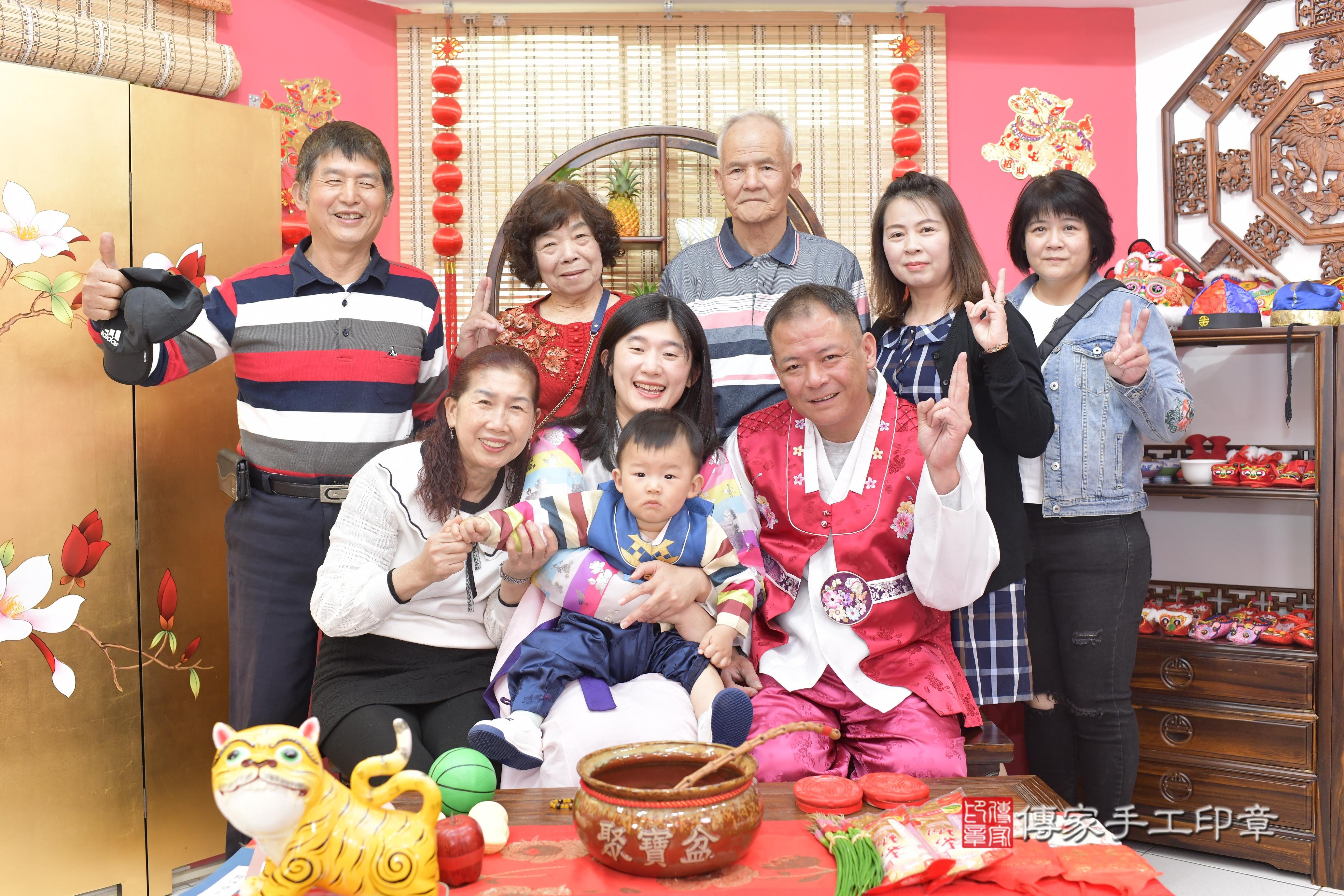 傳家手工印章新竹店、抓周、度脺、中國風會場、傳家嬰兒古禮、吉祥話、抓周道具物品24種、拍照。抓周證書。寶寶抓周、滿周歲、生日快樂、祝福