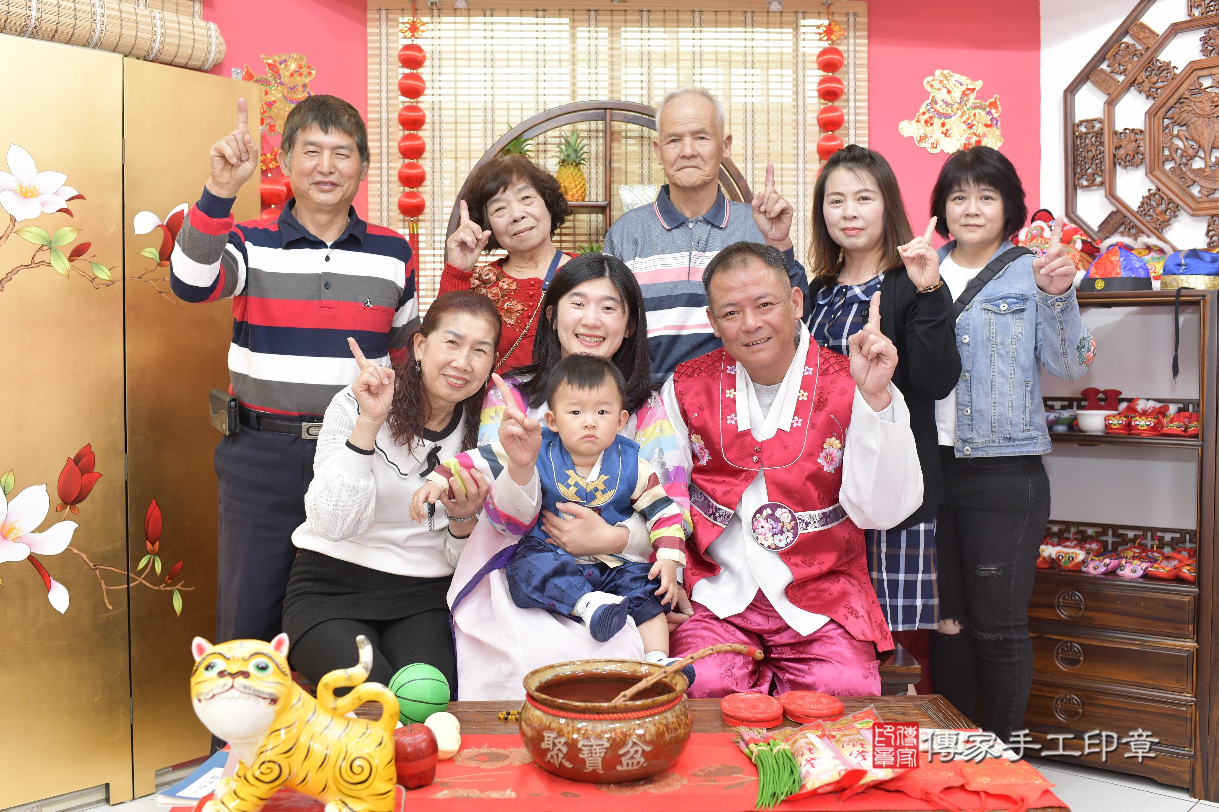 傳家手工印章新竹店、抓周、度脺、中國風會場、傳家嬰兒古禮、吉祥話、抓周道具物品24種、拍照。抓周證書。寶寶抓周、滿周歲、生日快樂、祝福