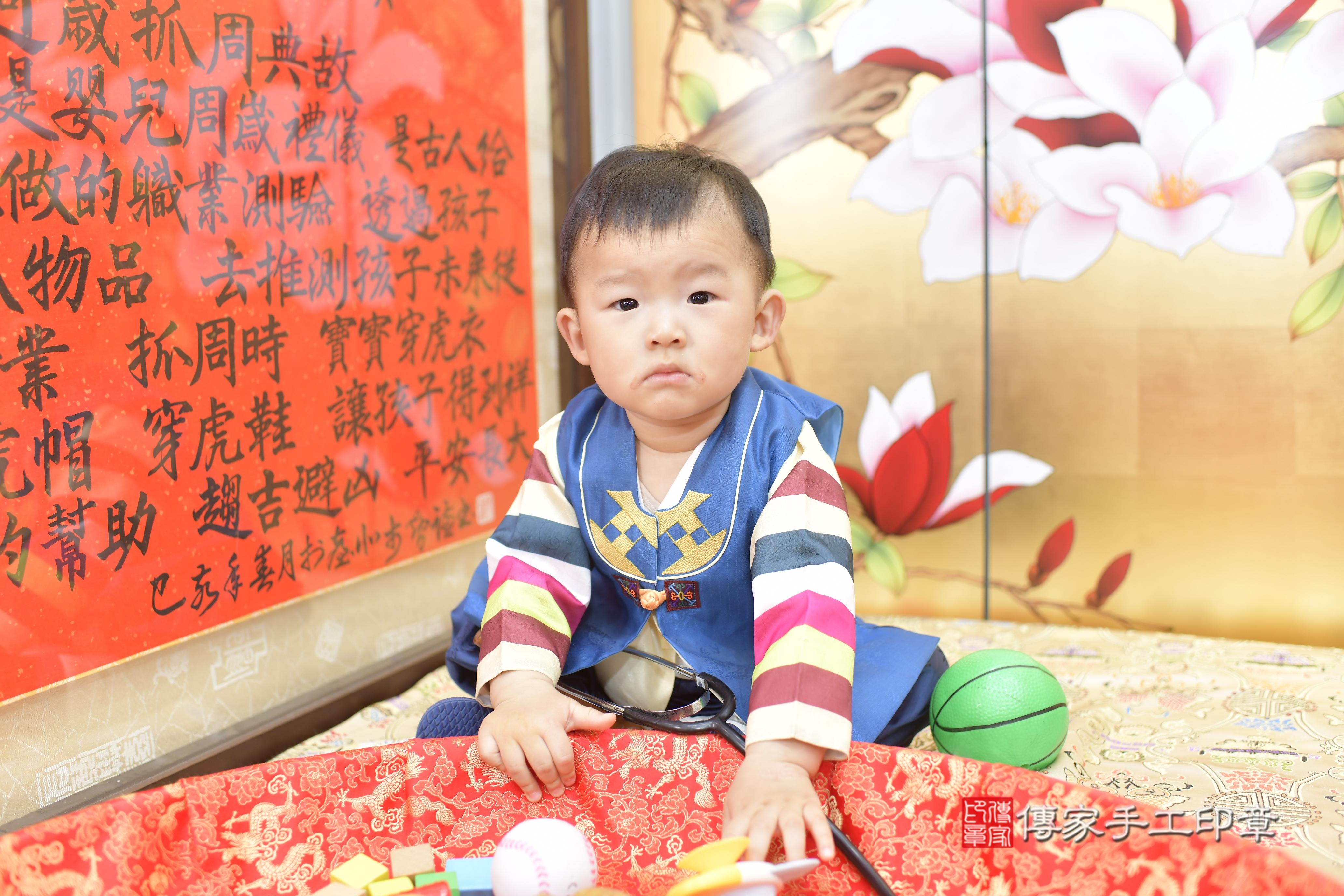 傳家手工印章新竹店、抓周、度脺、中國風會場、傳家嬰兒古禮、吉祥話、抓周道具物品24種、拍照。抓周證書。寶寶抓周、滿周歲、生日快樂、祝福