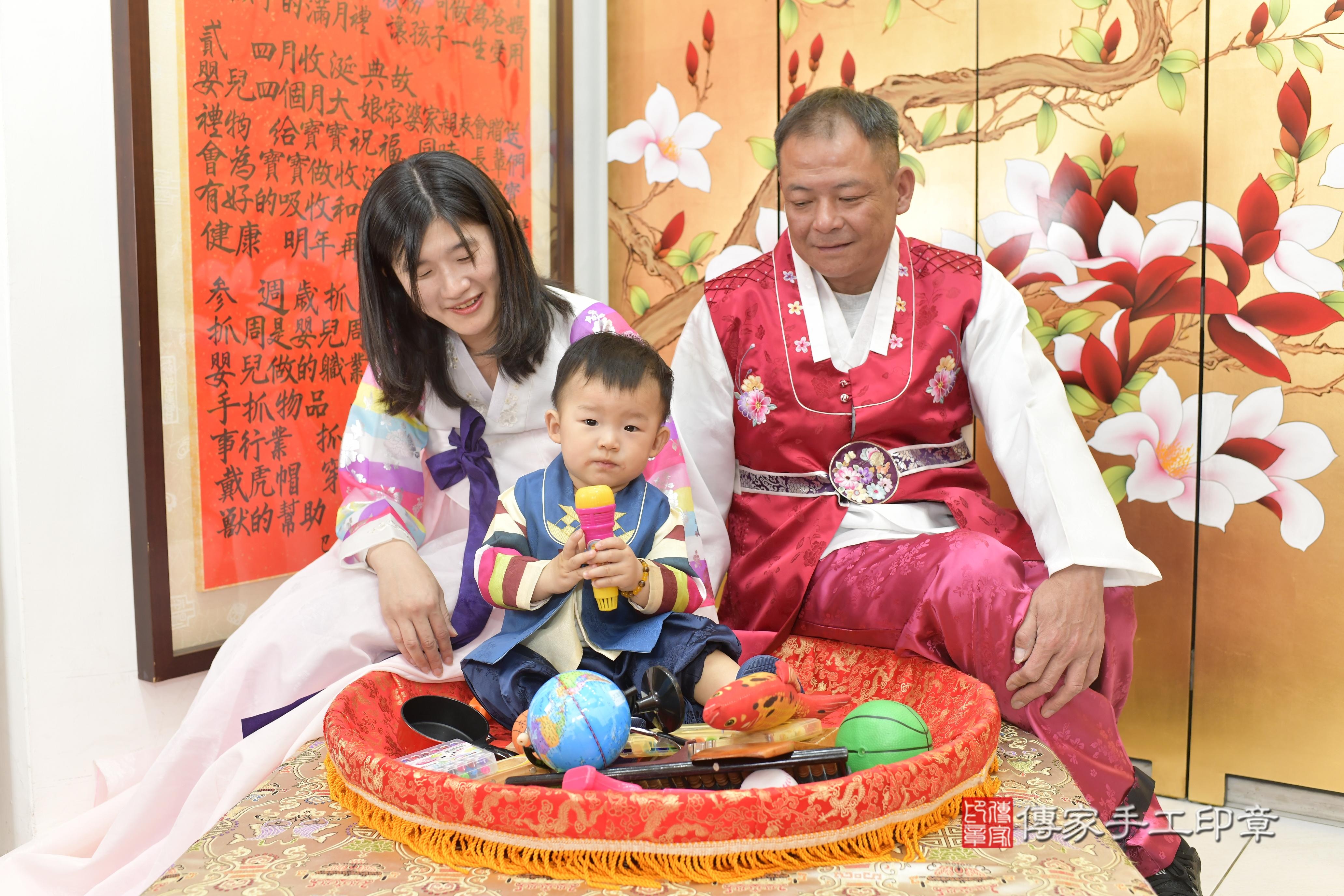 傳家手工印章新竹店、抓周、度脺、中國風會場、傳家嬰兒古禮、吉祥話、抓周道具物品24種、拍照。抓周證書。寶寶抓周、滿周歲、生日快樂、祝福