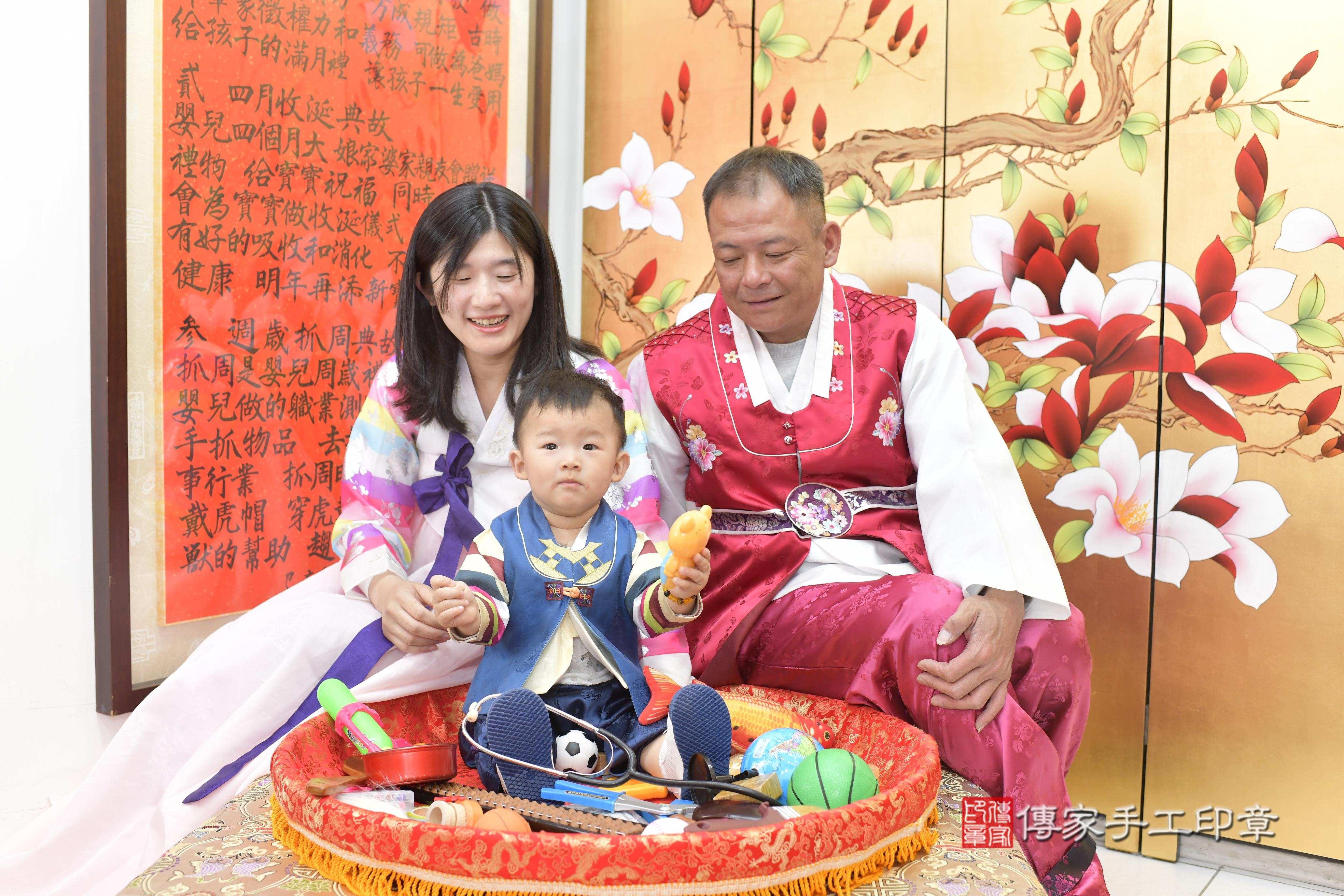 傳家手工印章新竹店、抓周、度脺、中國風會場、傳家嬰兒古禮、吉祥話、抓周道具物品24種、拍照。抓周證書。寶寶抓周、滿周歲、生日快樂、祝福