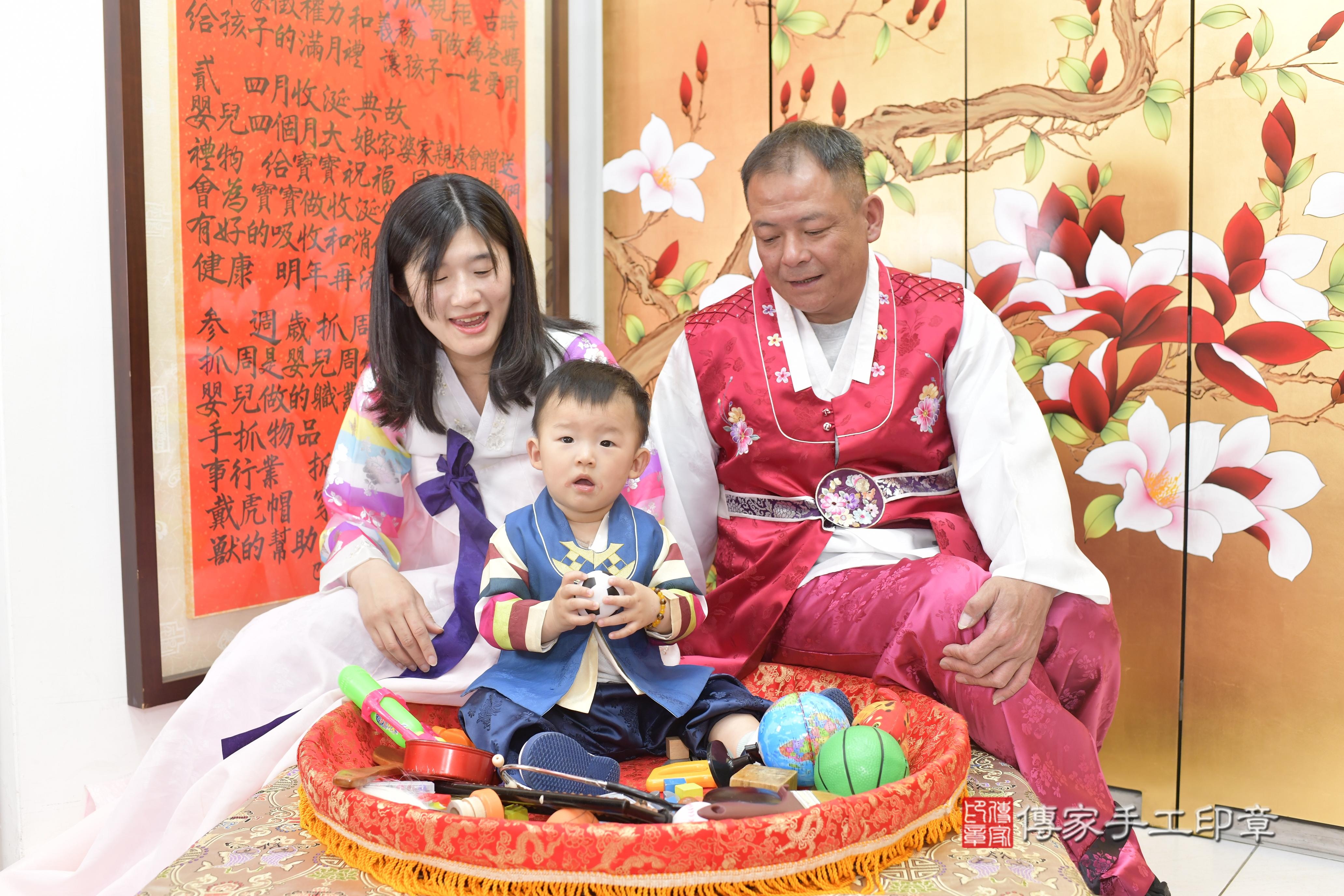 傳家手工印章新竹店、抓周、度脺、中國風會場、傳家嬰兒古禮、吉祥話、抓周道具物品24種、拍照。抓周證書。寶寶抓周、滿周歲、生日快樂、祝福