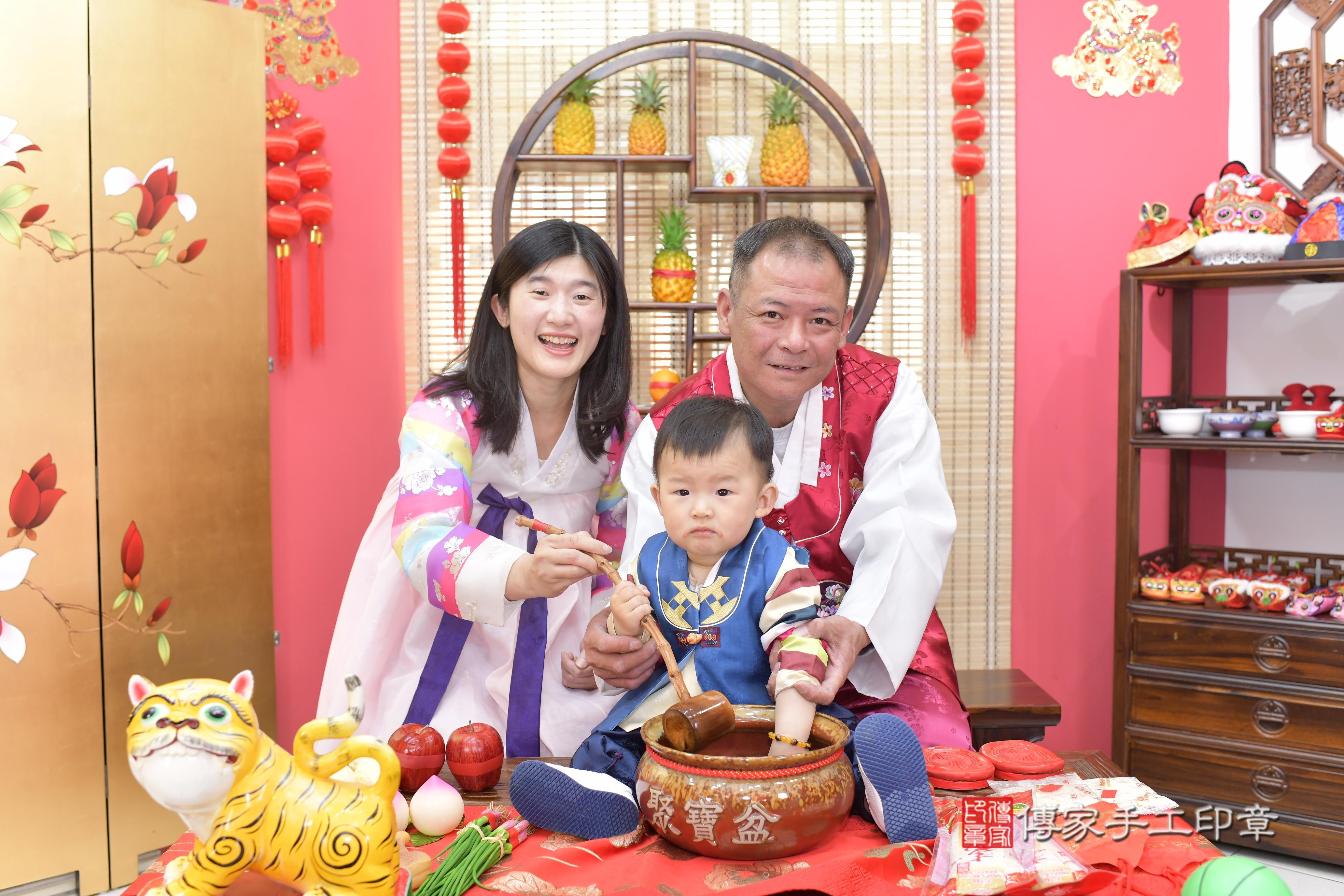 傳家手工印章新竹店、抓周、度脺、中國風會場、傳家嬰兒古禮、吉祥話、抓周道具物品24種、拍照。抓周證書。寶寶抓周、滿周歲、生日快樂、祝福