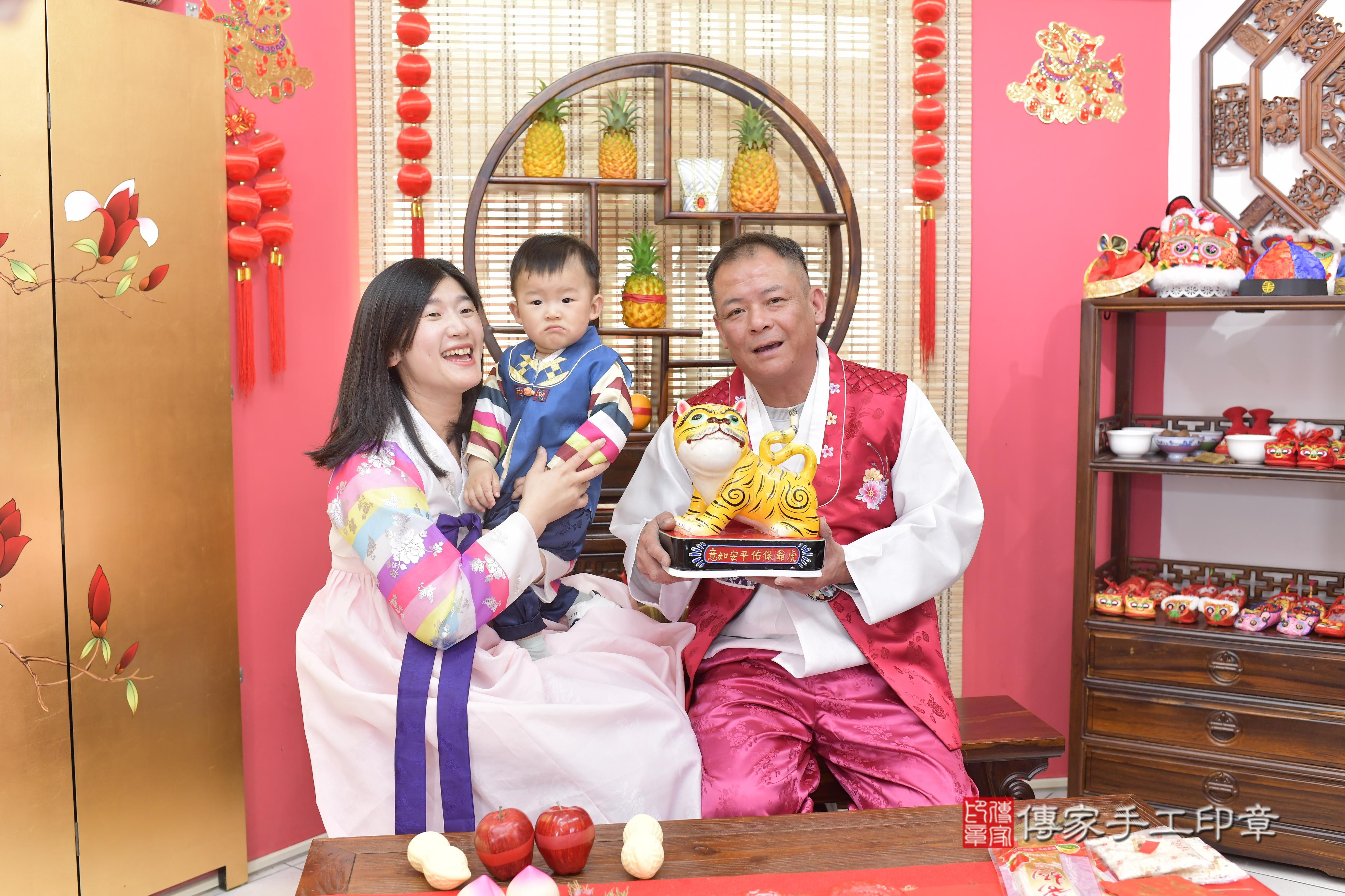 傳家手工印章新竹店、抓周、度脺、中國風會場、傳家嬰兒古禮、吉祥話、抓周道具物品24種、拍照。抓周證書。寶寶抓周、滿周歲、生日快樂、祝福