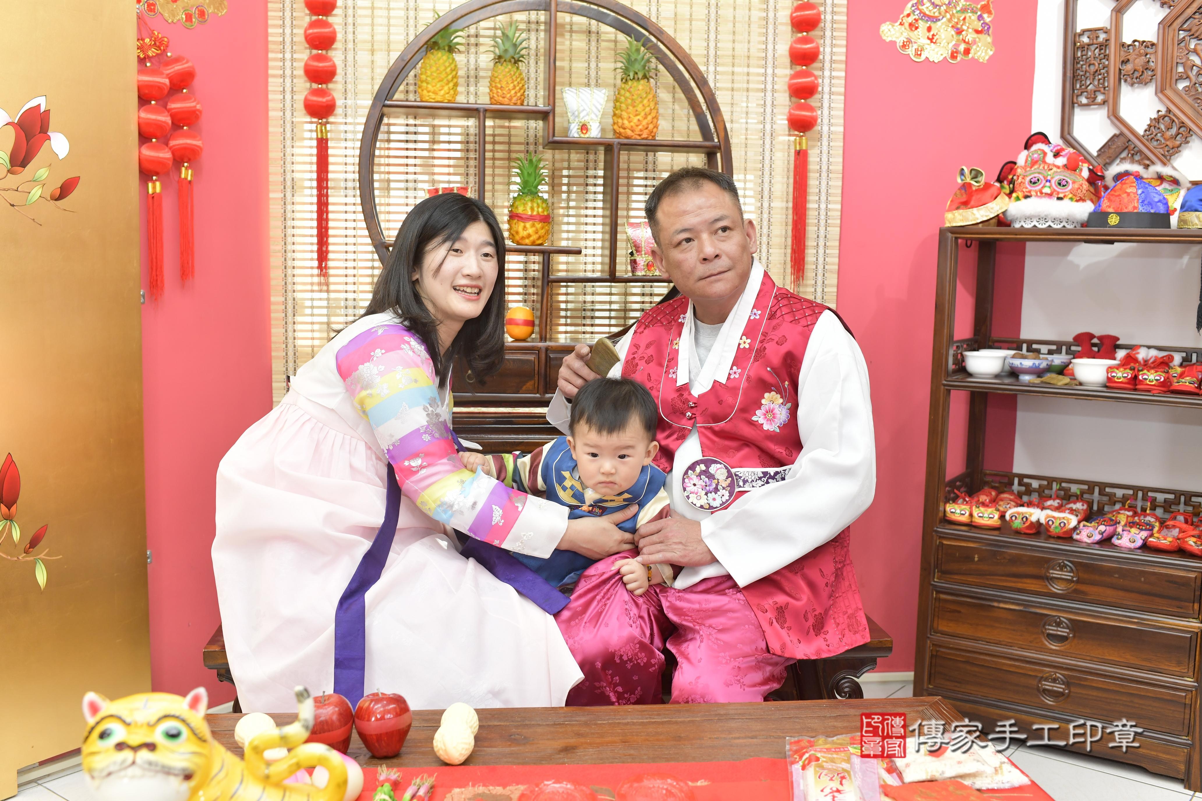 傳家手工印章新竹店、抓周、度脺、中國風會場、傳家嬰兒古禮、吉祥話、抓周道具物品24種、拍照。抓周證書。寶寶抓周、滿周歲、生日快樂、祝福