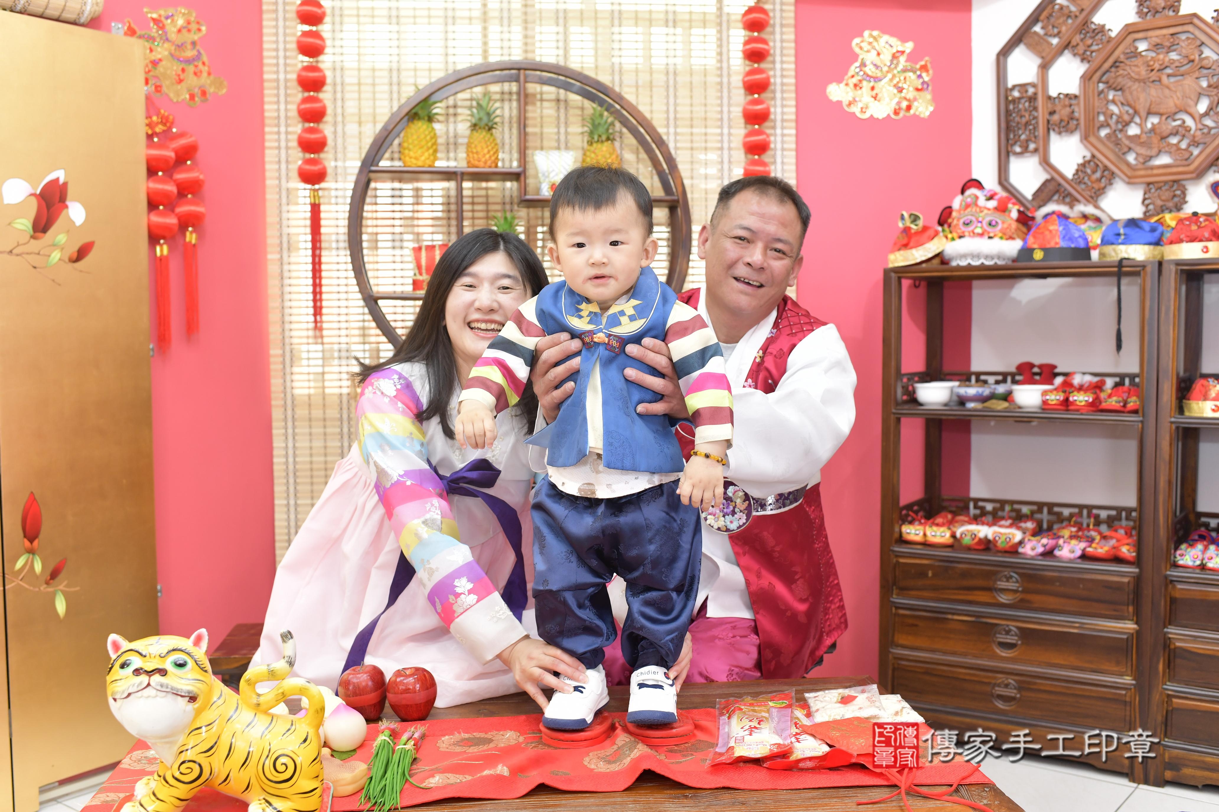 抓周儀式【度晬歌、（腳踩紅龜糕）】朗誦祝福：古禮祝福寶寶健康平安長大。