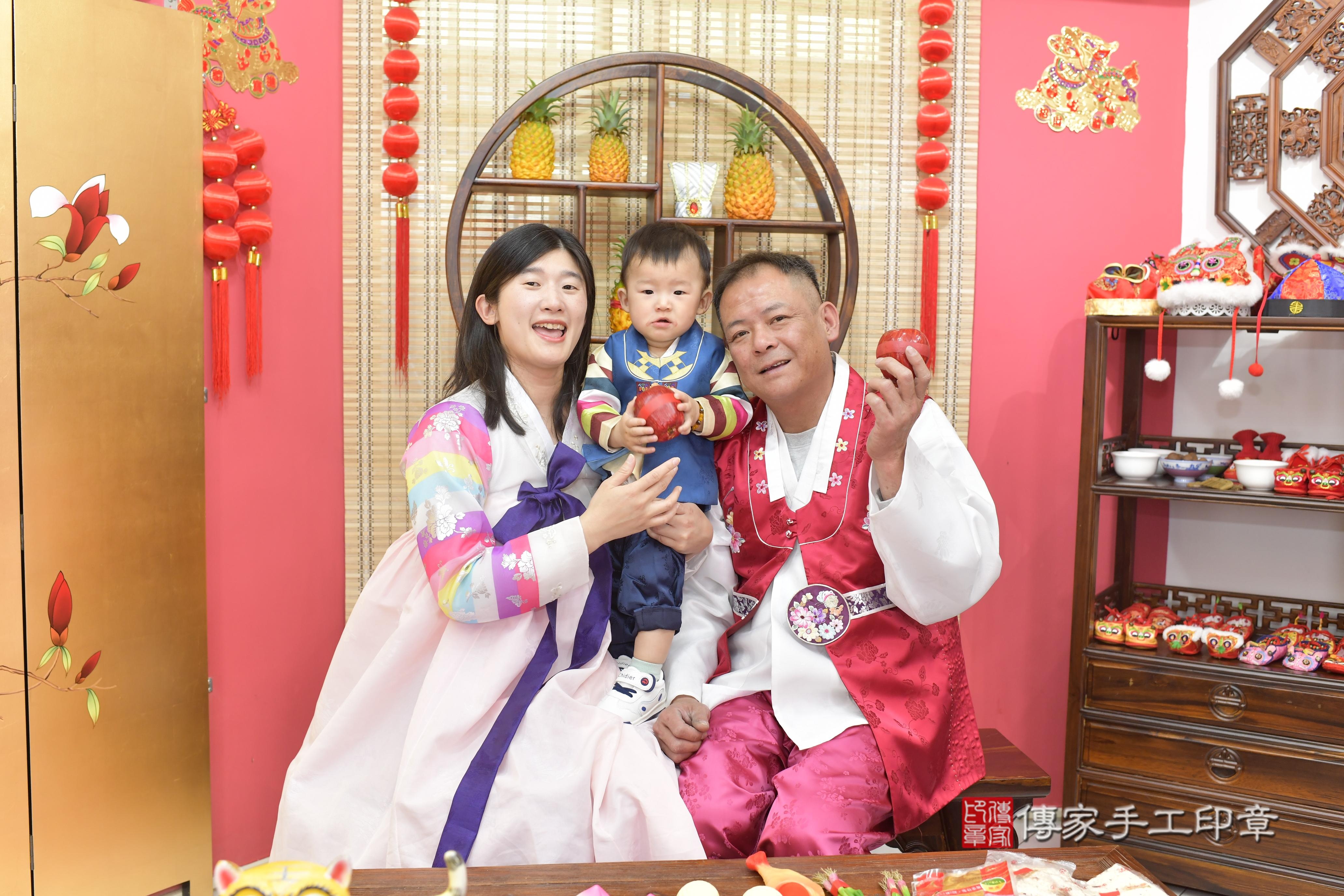 傳家手工印章新竹店、抓周、度脺、中國風會場、傳家嬰兒古禮、吉祥話、抓周道具物品24種、拍照。抓周證書。寶寶抓周、滿周歲、生日快樂、祝福