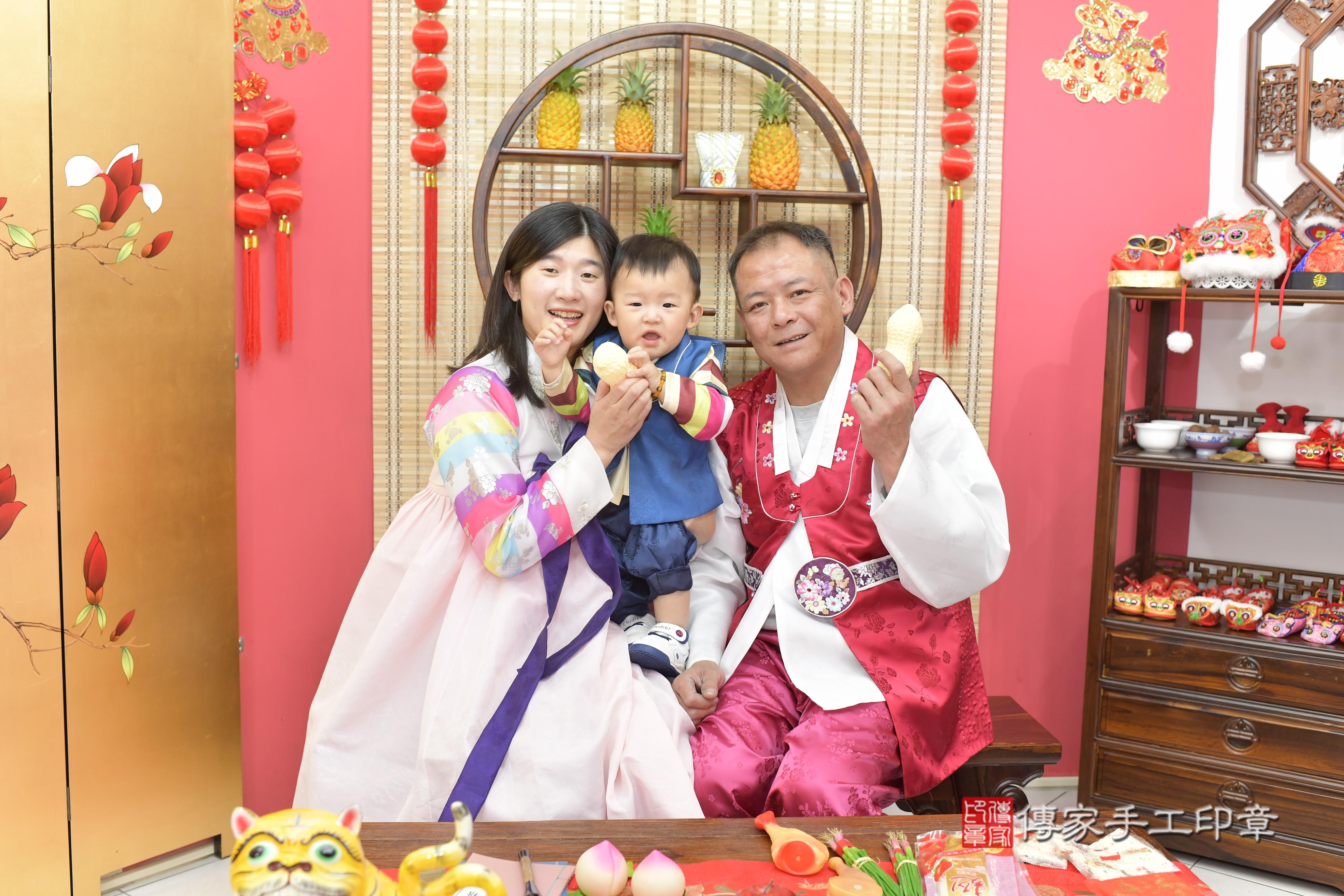 傳家手工印章新竹店、抓周、度脺、中國風會場、傳家嬰兒古禮、吉祥話、抓周道具物品24種、拍照。抓周證書。寶寶抓周、滿周歲、生日快樂、祝福