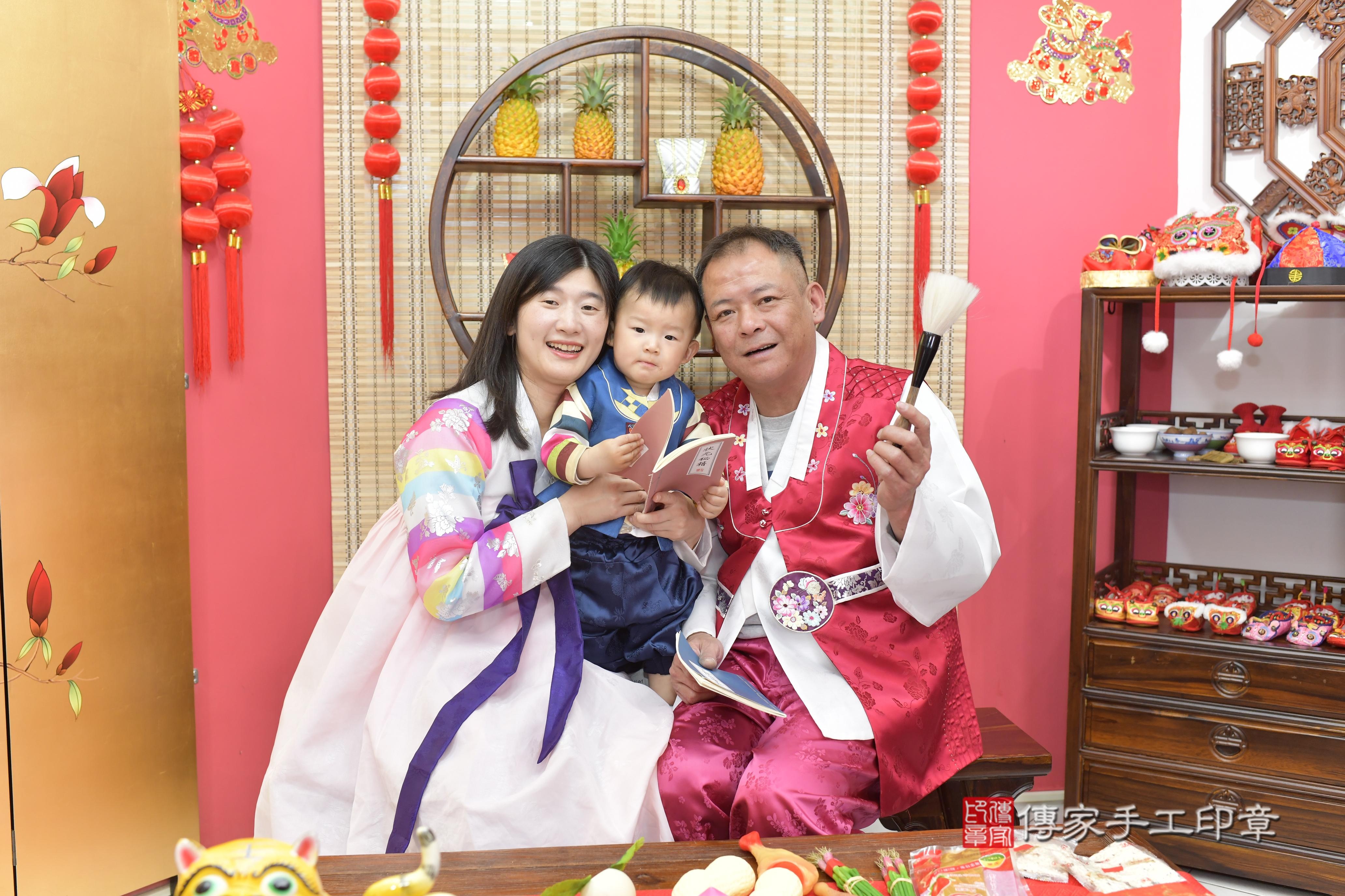 傳家手工印章新竹店、抓周、度脺、中國風會場、傳家嬰兒古禮、吉祥話、抓周道具物品24種、拍照。抓周證書。寶寶抓周、滿周歲、生日快樂、祝福