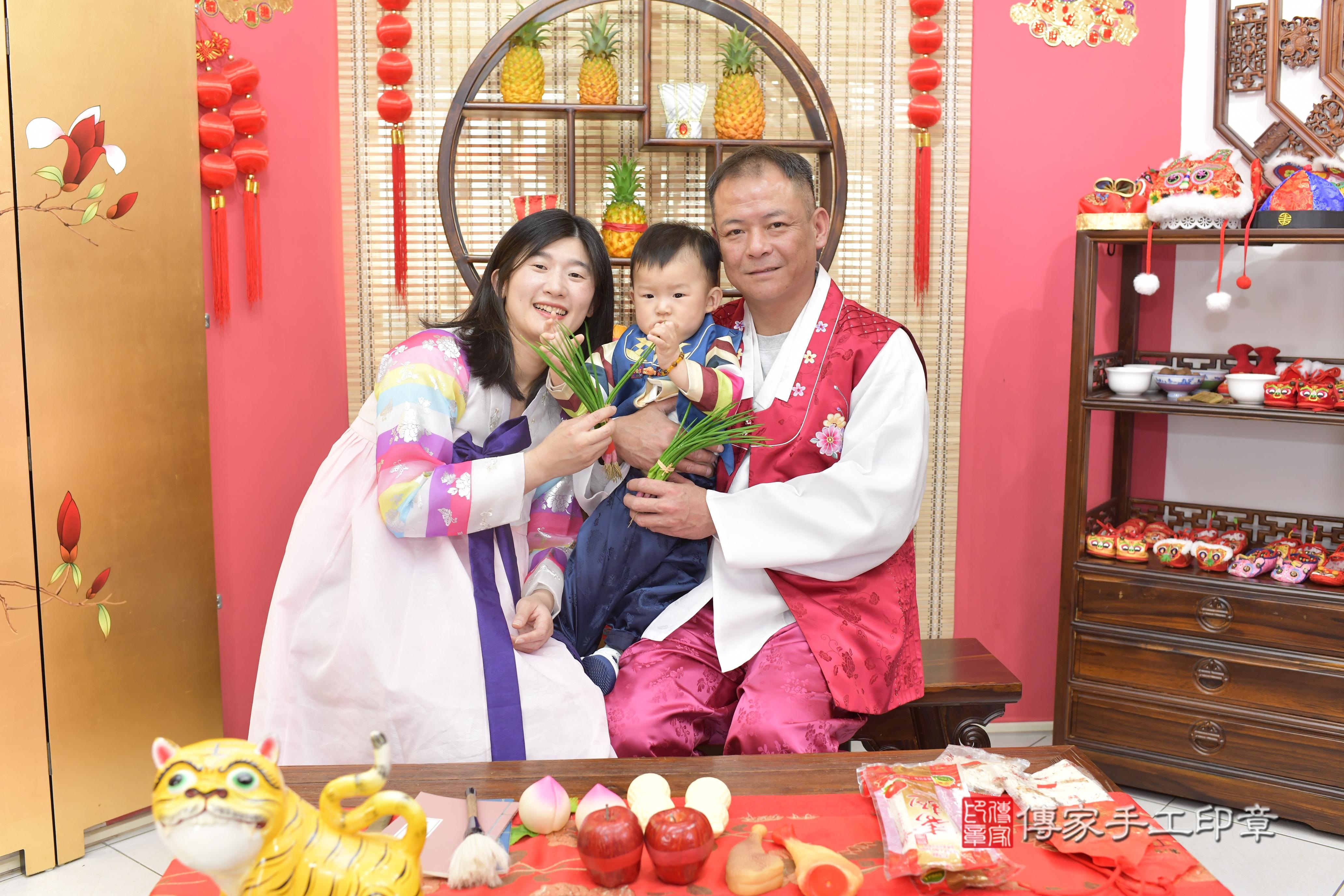 傳家手工印章新竹店、抓周、度脺、中國風會場、傳家嬰兒古禮、吉祥話、抓周道具物品24種、拍照。抓周證書。寶寶抓周、滿周歲、生日快樂、祝福