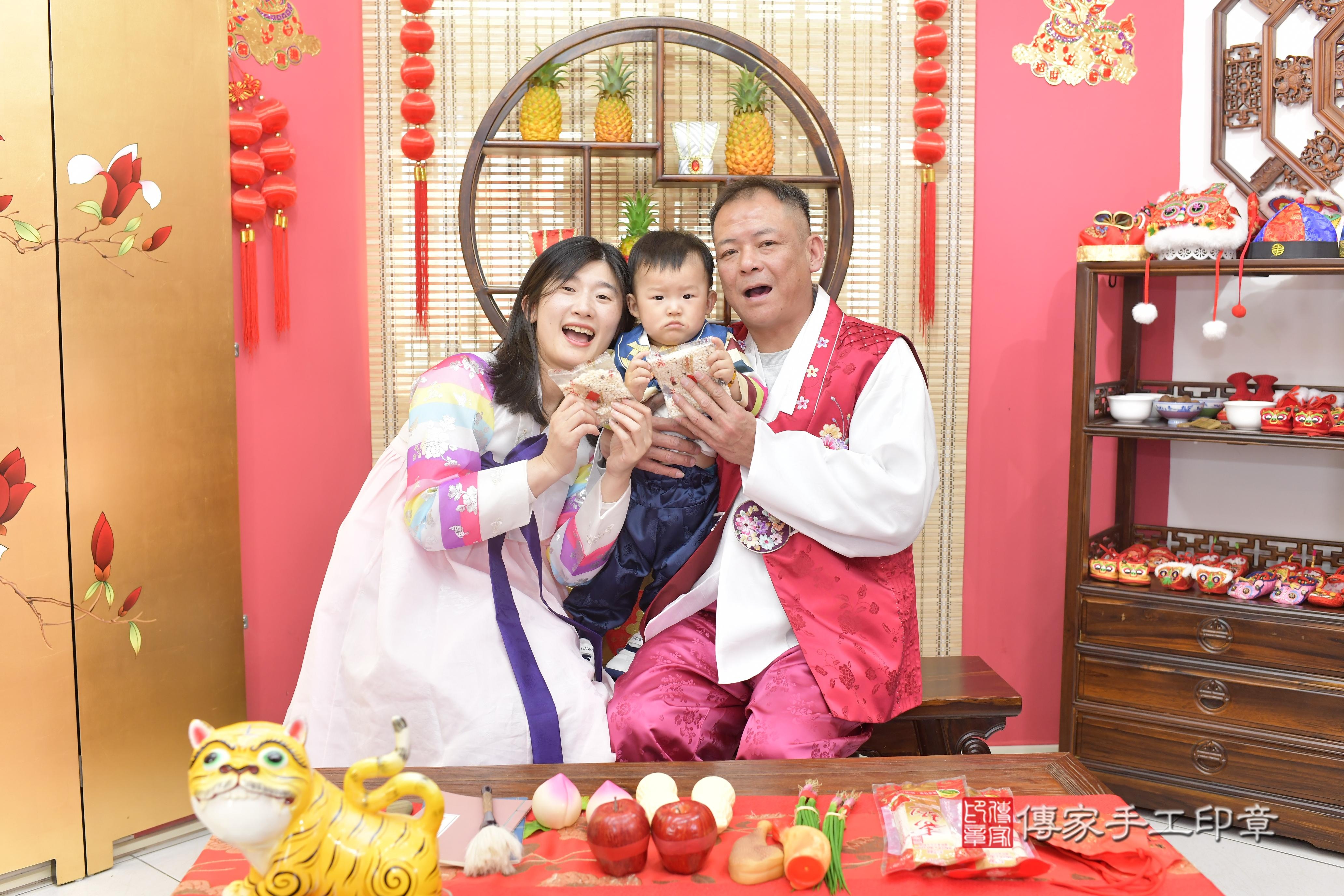 傳家手工印章新竹店、抓周、度脺、中國風會場、傳家嬰兒古禮、吉祥話、抓周道具物品24種、拍照。抓周證書。寶寶抓周、滿周歲、生日快樂、祝福