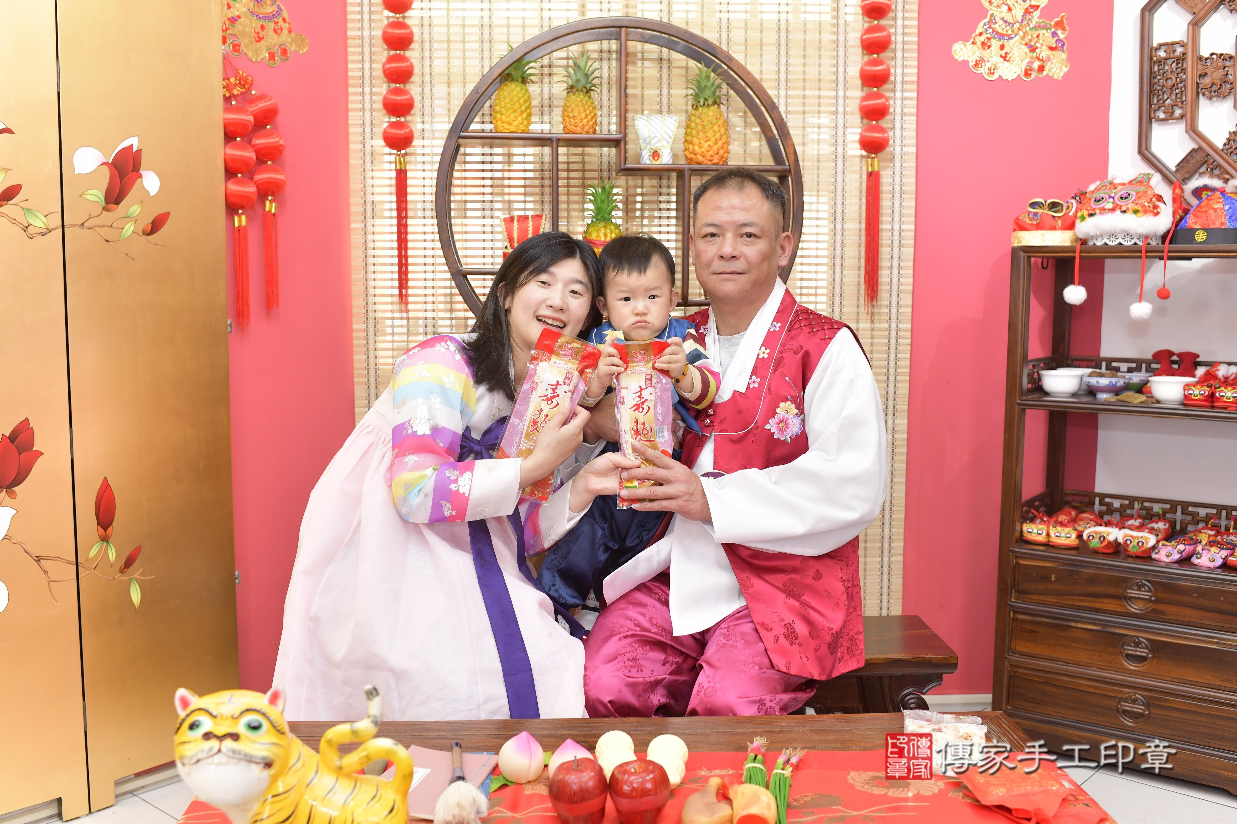 傳家手工印章新竹店、抓周、度脺、中國風會場、傳家嬰兒古禮、吉祥話、抓周道具物品24種、拍照。抓周證書。寶寶抓周、滿周歲、生日快樂、祝福