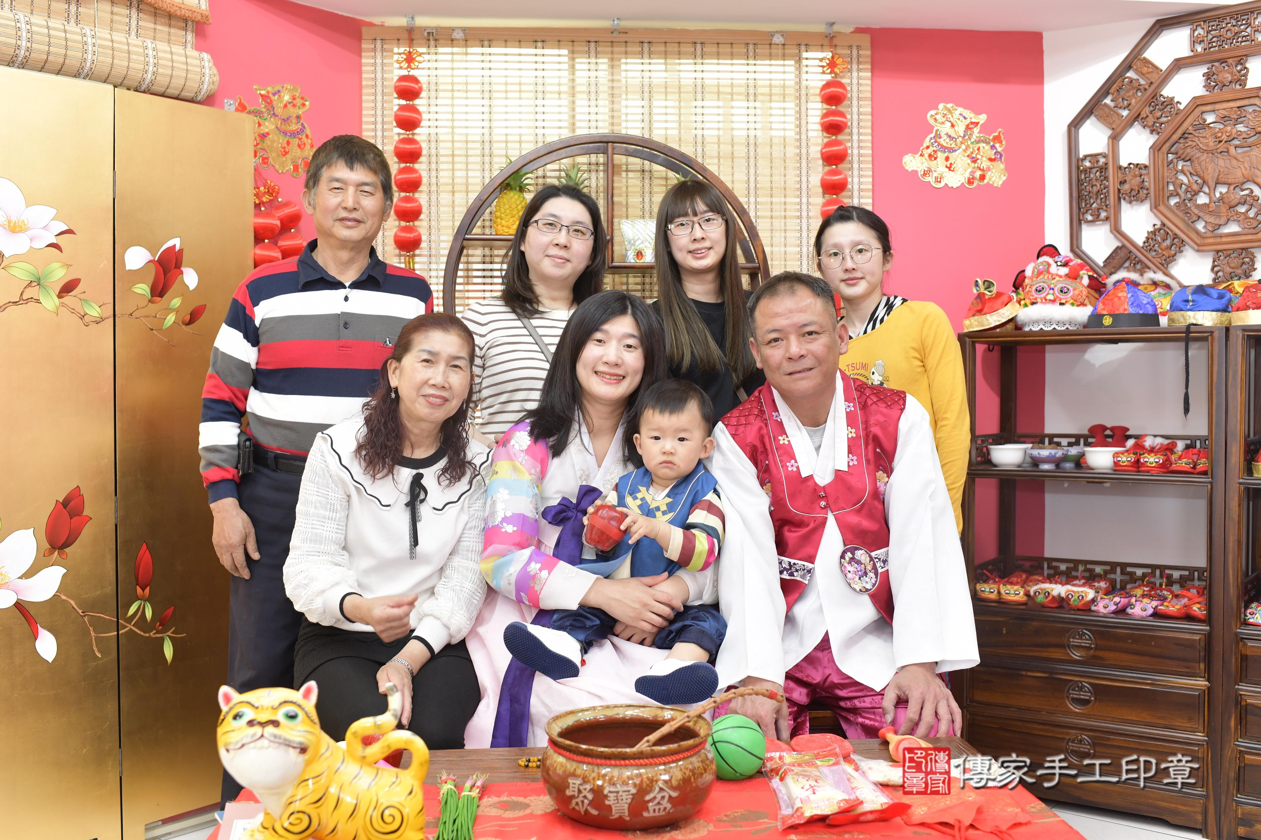 傳家手工印章新竹店、抓周、度脺、中國風會場、傳家嬰兒古禮、吉祥話、抓周道具物品24種、拍照。抓周證書。寶寶抓周、滿周歲、生日快樂、祝福