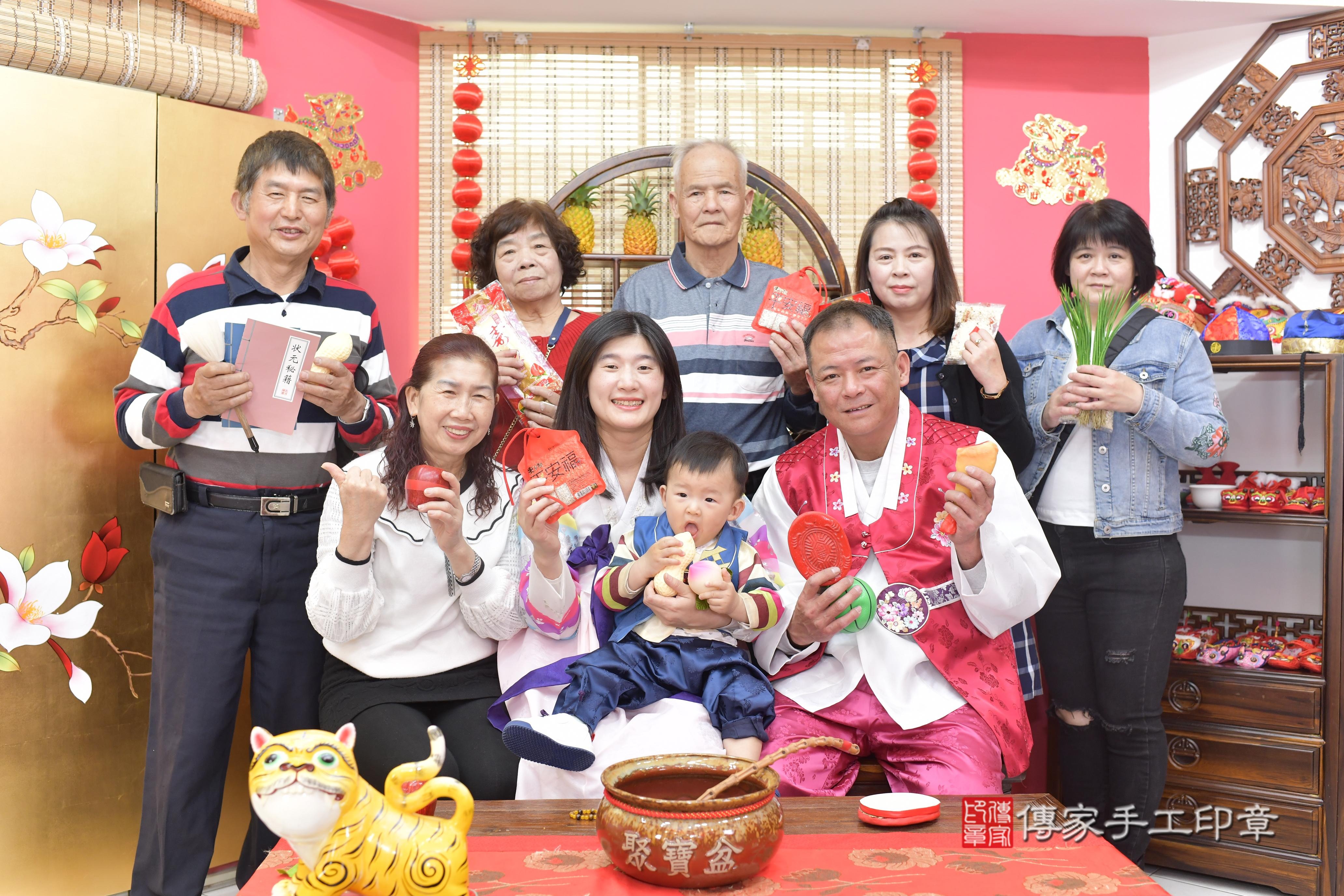 傳家手工印章新竹店、抓周、度脺、中國風會場、傳家嬰兒古禮、吉祥話、抓周道具物品24種、拍照。抓周證書。寶寶抓周、滿周歲、生日快樂、祝福