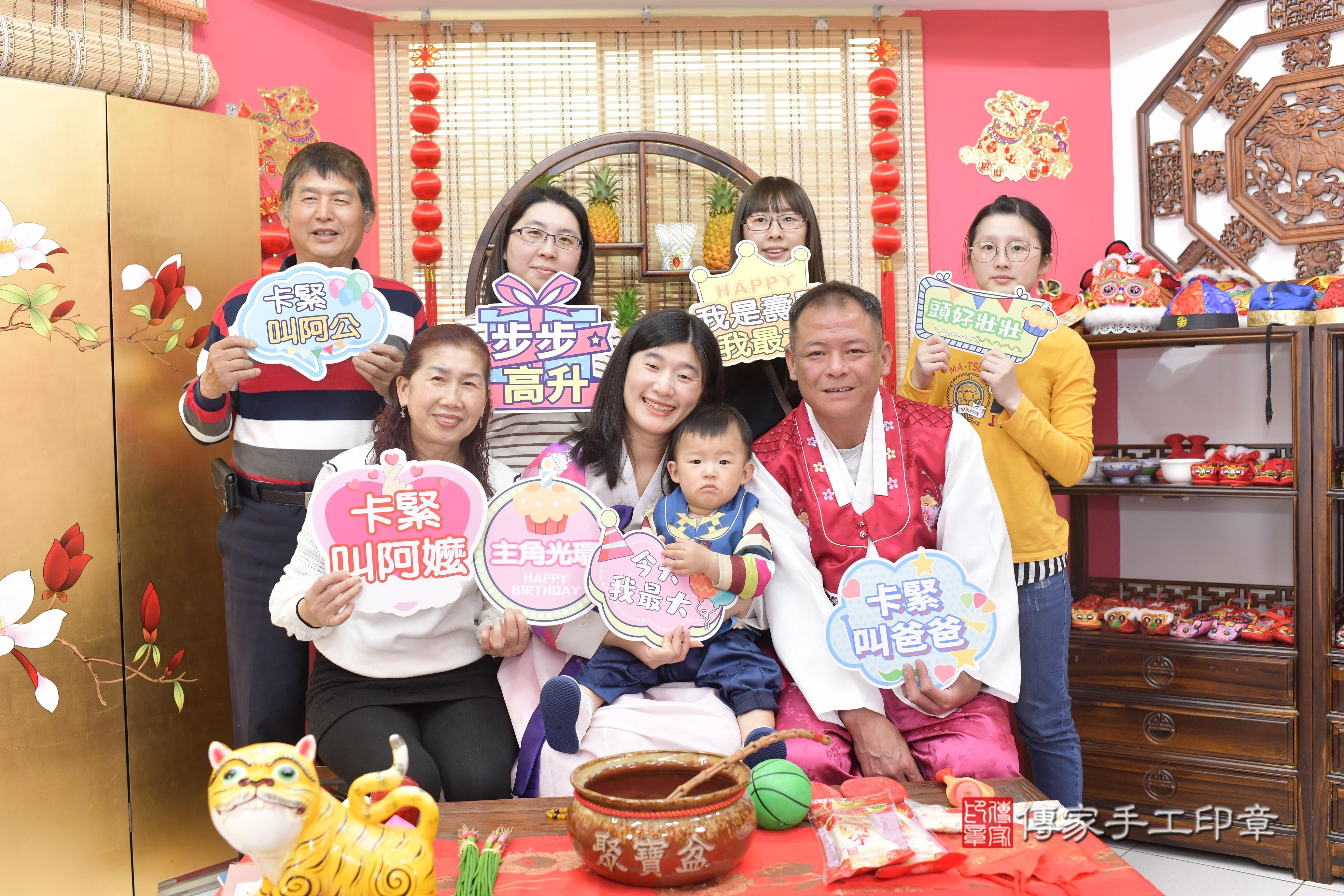 傳家手工印章新竹店、抓周、度脺、中國風會場、傳家嬰兒古禮、吉祥話、抓周道具物品24種、拍照。抓周證書。寶寶抓周、滿周歲、生日快樂、祝福