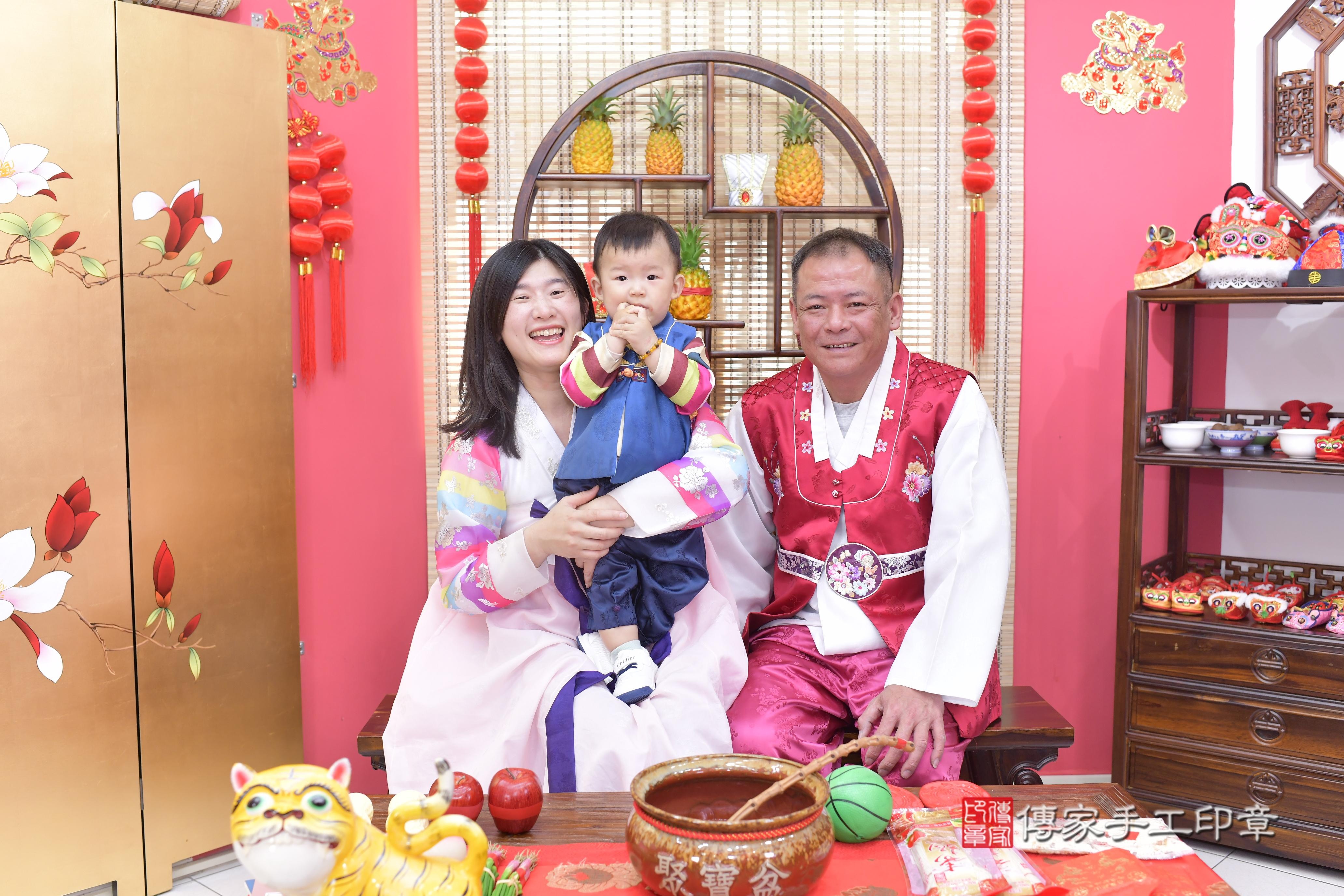 傳家手工印章新竹店、抓周、度脺、中國風會場、傳家嬰兒古禮、吉祥話、抓周道具物品24種、拍照。抓周證書。寶寶抓周、滿周歲、生日快樂、祝福