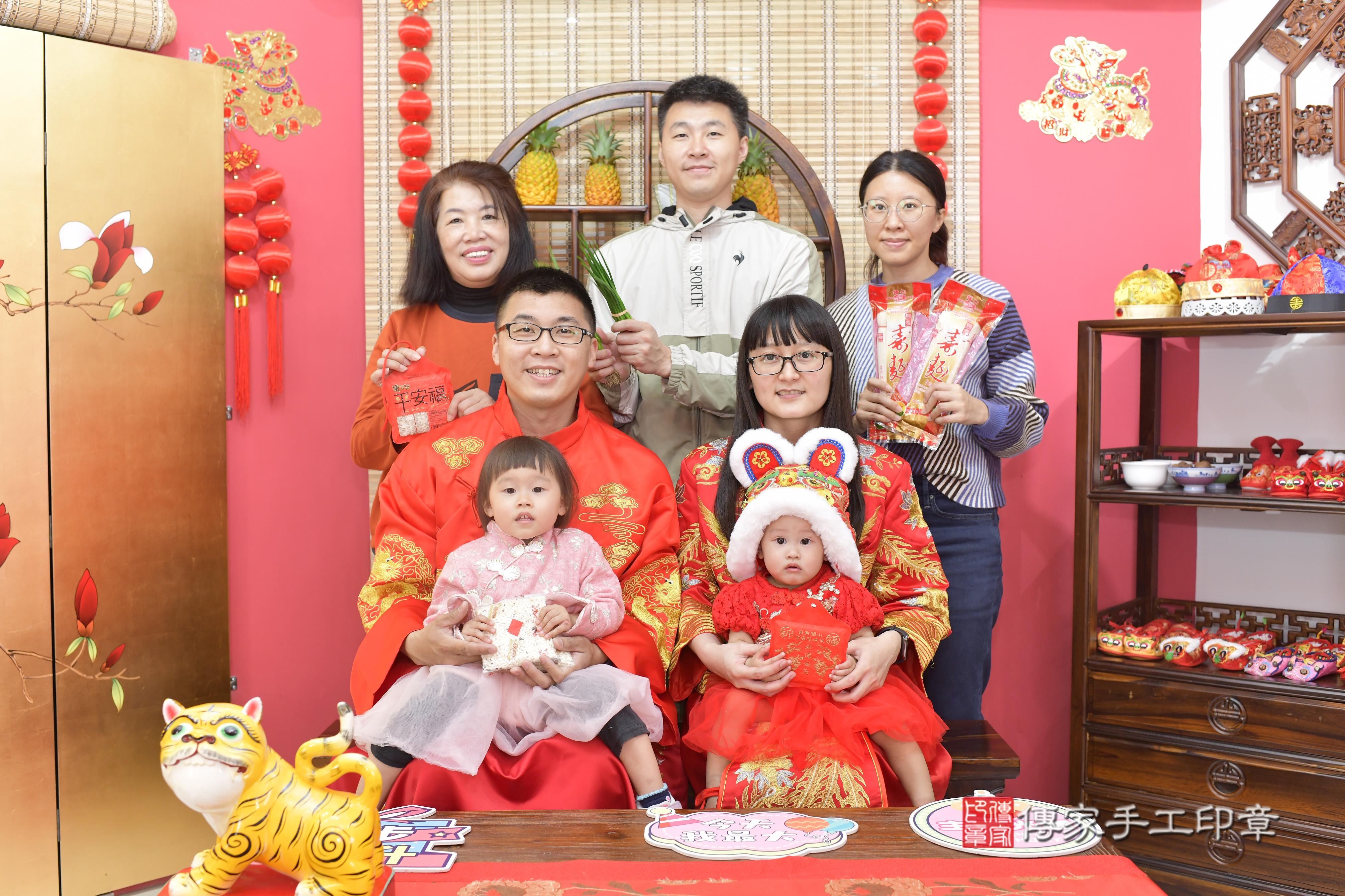 傳家手工印章新竹店、抓周、度脺、中國風會場、傳家嬰兒古禮、吉祥話、抓周道具物品24種、拍照。抓周證書。寶寶抓周、滿周歲、生日快樂、祝福
