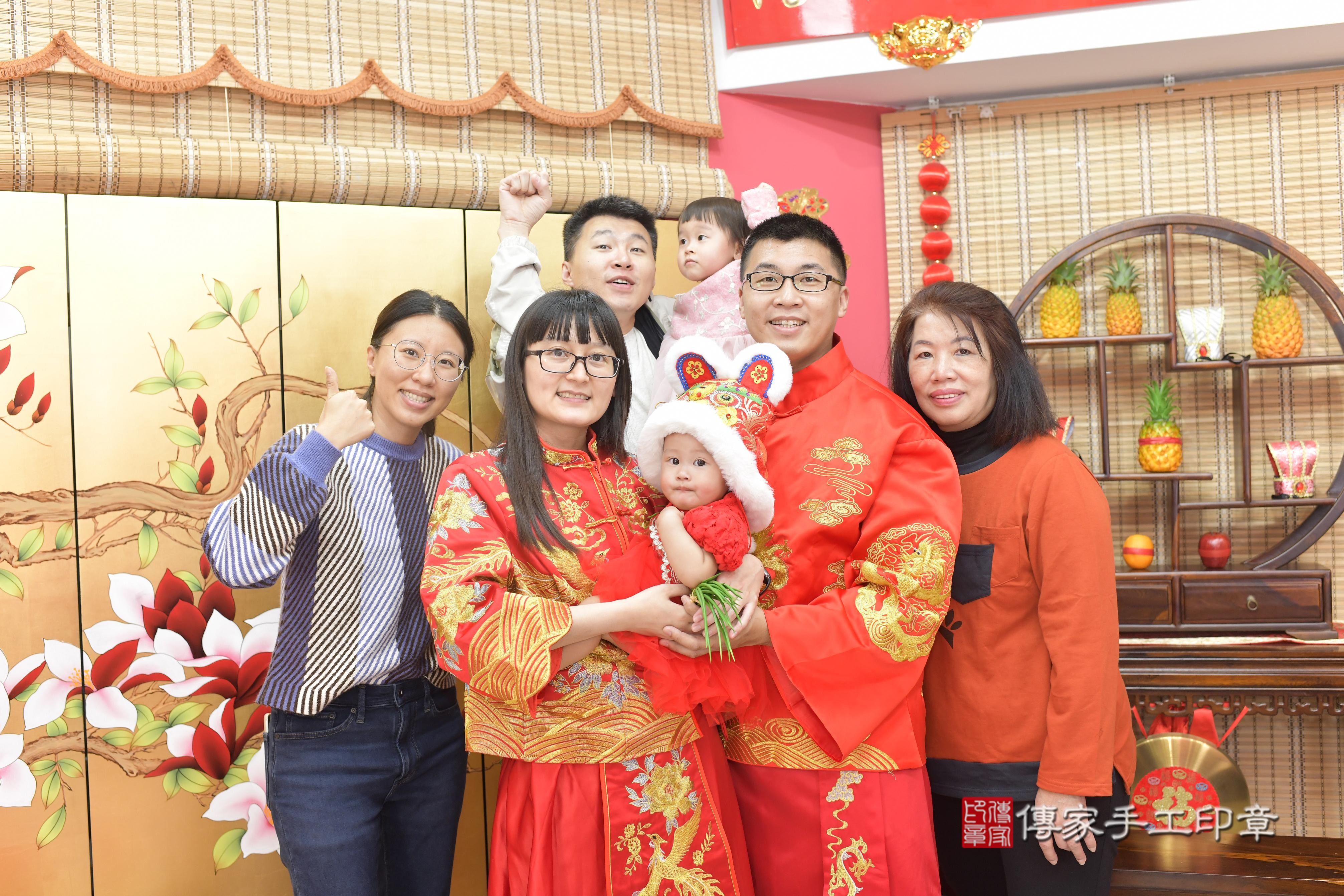 傳家手工印章新竹店、抓周、度脺、中國風會場、傳家嬰兒古禮、吉祥話、抓周道具物品24種、拍照。抓周證書。寶寶抓周、滿周歲、生日快樂、祝福