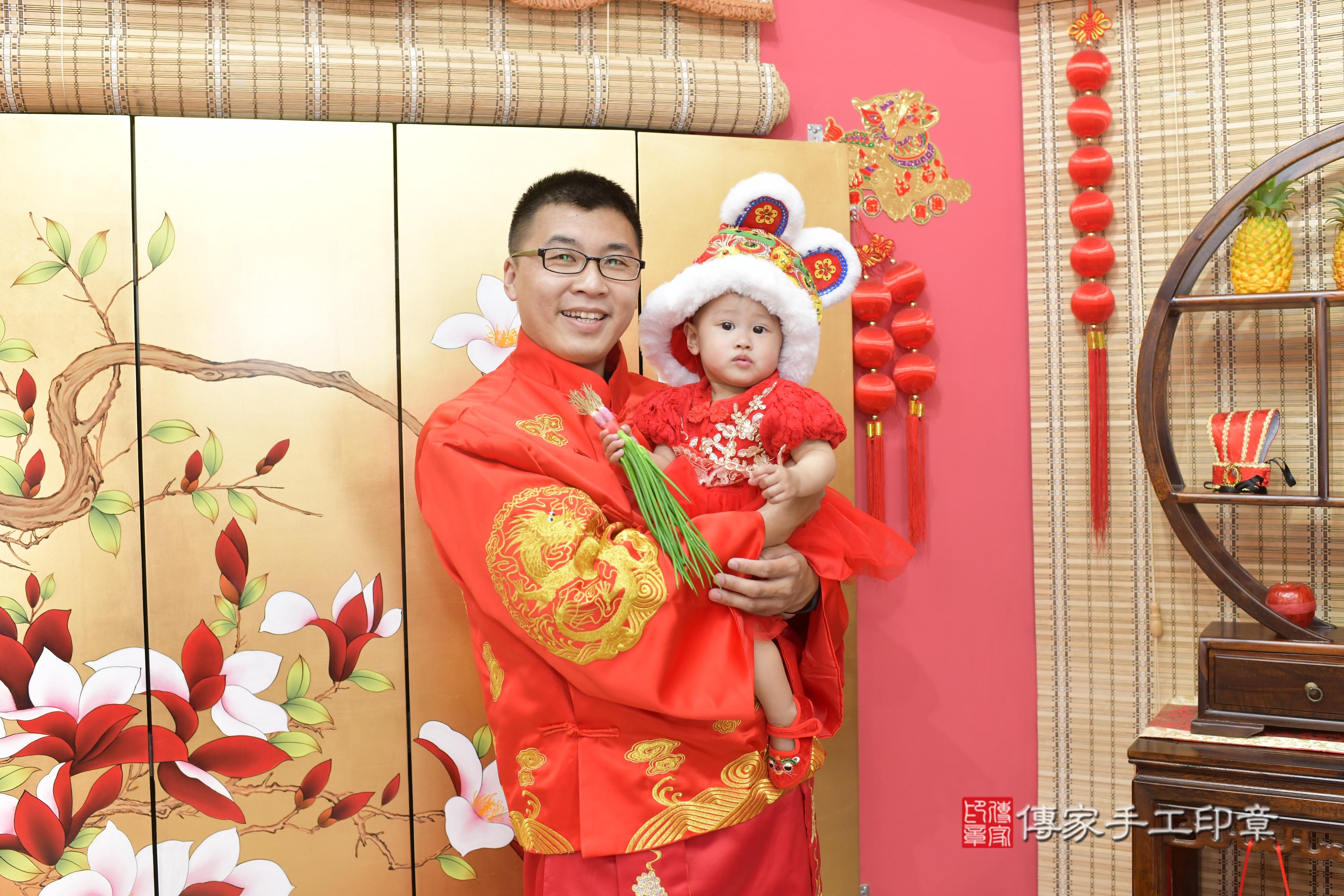傳家手工印章新竹店、抓周、度脺、中國風會場、傳家嬰兒古禮、吉祥話、抓周道具物品24種、拍照。抓周證書。寶寶抓周、滿周歲、生日快樂、祝福